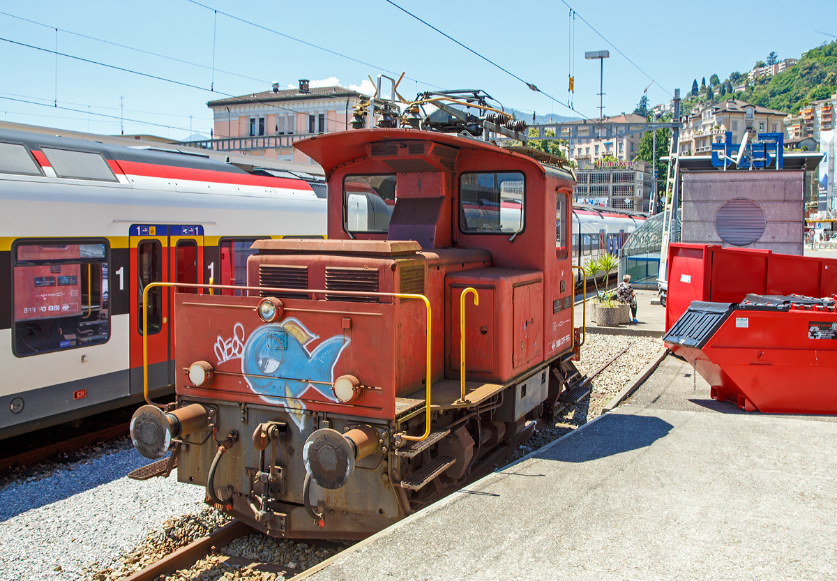 Der SBB Rangiertraktor Te III 176 (97 85 3213 176 CH-SBB) abgestellt im Bahnhof Locarno (22.06.2016). 

Der Te 2/2 III 176 wurde 1965 von SLM (Schweizerische Lokomotiv- und Maschinenfabrik) unter der Fabriknummer 4559 gebaut, der elektrische Teil ist von MFO (Maschinenfabrik Oerlikon).  

Mitte der 1960er Jahre lieferten die SLM und MFO insgesamt 41 dieser Te 2/2 Rangiertraktoren der Leistungsklasse III an die SBB . Sie waren für den Einsatz an größeren Stationen mit hauptsächlich elektrifizierten Anschlussgleisen vorgesehen.  Gegenüber den Te III mit Kuppelstangenantrieb aus den 1940er Jahren hatten diese nun Einzelachsantrieb. Heute gibt es nur noch drei dieser Te III bei der SBB. Neben der 176 noch die 157 welche sie auch in Locarno befindet und die 144 die sich in der Regel in Genf befindet. 

Technische Daten:
Spurweite: 1.435 mm (Normalspur)
Achsformel: Bo´
Länge über Puffer:  6.640 mm
Leistung:  245 kW / 680 PS
Gewicht:  28 t  
Höchstgeschwindigkeit:  60 km/h (geschleppt 65 km/h)
Stromsysteme:  15 kV 16.7 Hz
