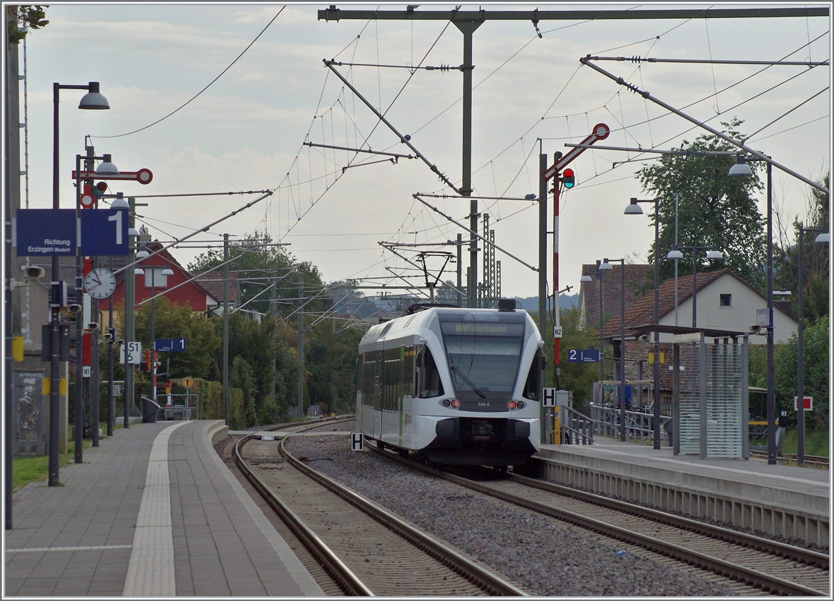 Der SBB /THUBO GTW RABe 526 040-6 auf der Fahrt von Erzingen (Baden) nach Schaffhausen verlässt den Bahnhof Neunkirch. Lichtmässig wäre wohl der Nachmittag für die Formsignale die bessere Wahl, immerhin vershonte mich der bewölkte Himmel von zu viel Gegenlicht.

6. Sept. 2022