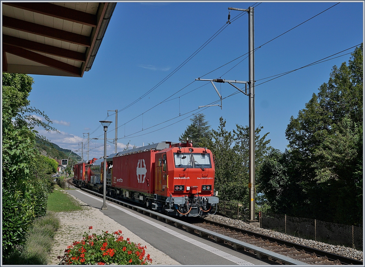 Der SBB XTmas 99 85 9174 007-6 auf seiner Fahrt Richtung Biel/Bienne bei der Durchfahrt in Ligerz.

14. August 2019