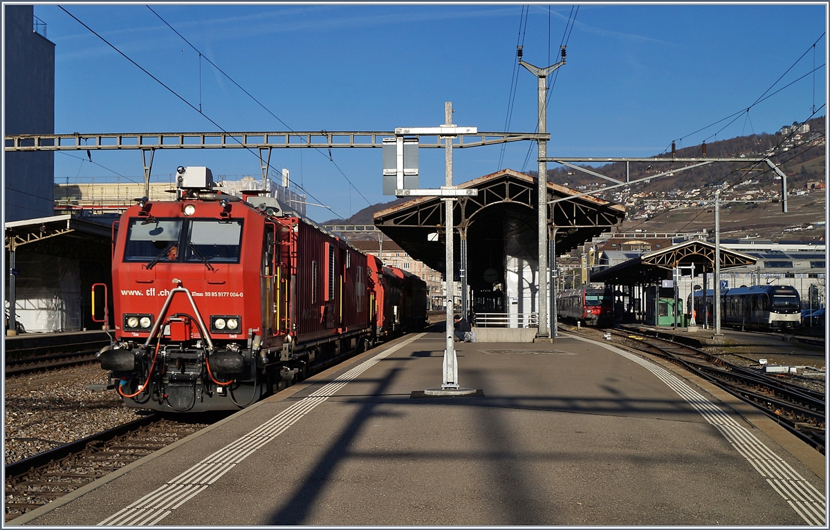 Der SBB XTmas 99 85 9177 004-0 bei der Durchfahrt in Vevey auf seiner Fahrt Richtung Wallis.

19. Feb. 2019