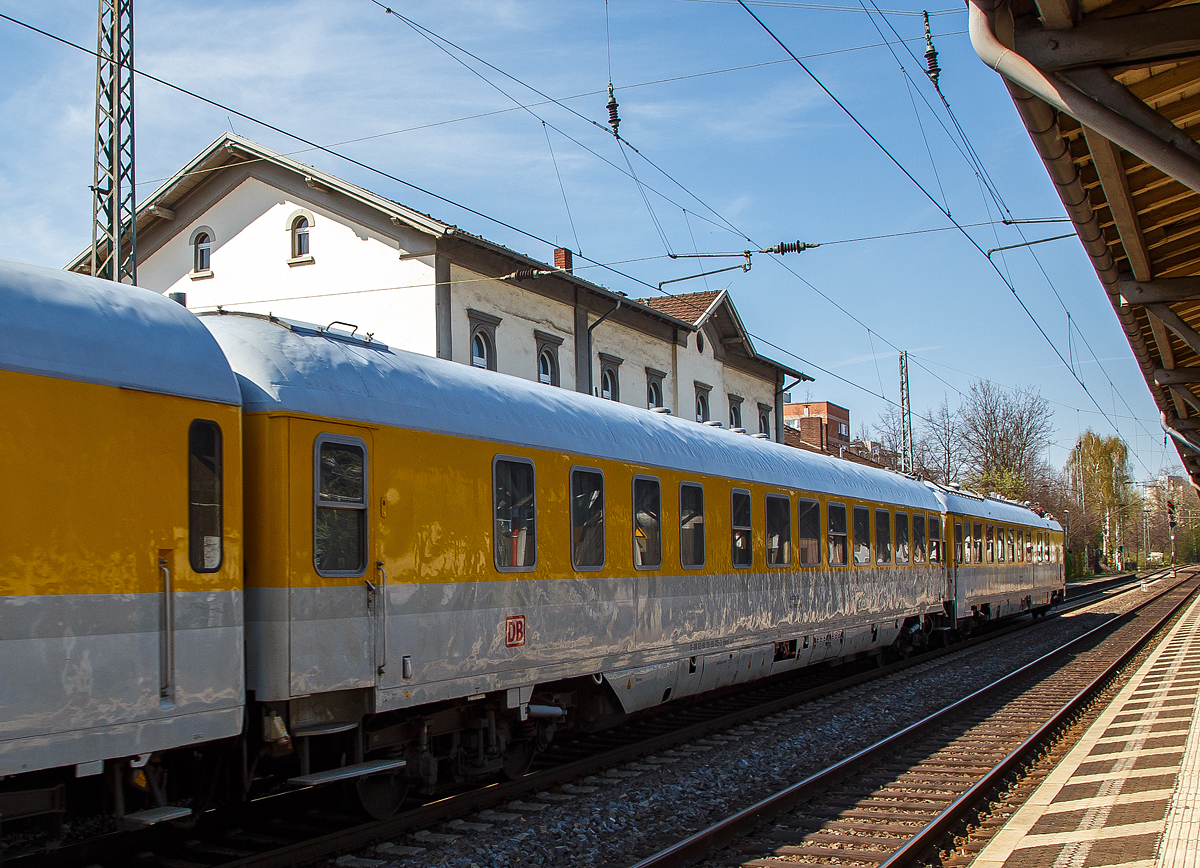 
Der Schallmesswagen der Gattung/Bauart Dienst umh 306 D-DB 63 80 99-94 015-3 der DB Systemtechnik GmbH, am 11.04.2016 im Zugverband, bei einer Zugdurchfahrt im Bonn-Beuel.

Der Schallmesswagen ist ein speziell entwickeltes Schienenfahrzeug der DB Systemtechnik, mit dem der akustische Zustand der Fahrflächen von Schienen gemessen werden kann. Das Fahrzeug gehört der Wagengattung Dienst ümh 306 an und hat die Fahrzeugnummer D-DB 63 80 99-95 015-3.

Das Fahrzeug
Der Schallmesswagen wurde aus einem ehemaligen Speisewagen der US-Armee umgebaut. Er läuft an einer Seite auf einem besonderen Drehgestell, das keine Bremsen hat und dessen Achsen innerhalb relativ kurzer Zeit ausgewechselt werden können, um einen möglichst konstanten Zustand mit glatten Laufflächen der Räder und deren gleichmäßigen Lauf zu gewährleisten. In einem Abteil wurde eine reflexionsarme Kabine eingerichtet, in der das Rollgeräusch mit einem Mikrofon direkt über einer Öffnung im Wagenboden und unmittelbar über dem ungebremsten Drehgestell gemessen wird.

Der Steuerwagen des Schallmesszuges

Der Schallmesswagen läuft in der Mitte eines Wendezuges, der aus einer Lokomotive und drei Wagen gebildet wird. Zwischen Lokomotive und Messwagen befindet sich ein Schutzwagen (hier der Messbeiwagen D-DB 63 80 99-91 007-4 der Gattung/Bauart Dms 322), der dazu dient, Geräusche der Lokomotive vom Messvorgang fernzuhalten. Am Ende des Zuges befindet sich ein Steuerwagen (hier der Einheitsmesswagen D-DB 63 80 99-95 011-2 der Gattung/Bauart  D(Mess)m 313.0). In Gegenrichtung ist, durch die indirekte Steuerung, die Geschwindigkeit auf 140 km/h beschränkt.

Die Einheit ist für eine Geschwindigkeit bis 200 km/h zugelassen. Dadurch können die Messungen während des planmäßigen Zugverkehrs stattfinden, ohne diesen zu behindern.

Die Messung
Der Schallmesswagen liefert Angaben über den Fahrflächenzustand einer Strecke und bildet messtechnisch die Grundlage, um das Verfahren „Besonders überwachtes Gleis“ anzuwenden, das nach der Richtlinie Schall03 auch Bestandteil einer Planfeststellung sein kann.

Die Messung erfolgt bei Geschwindigkeiten zwischen 80 km/h und 200 km/h. Innerhalb dieser Geschwindigkeitsgrenzen wird der Schallmesswagen kalibriert unterhalten. Die mit dem Schallmesswagen ermittelten Ergebnisse entsprechen denen einer Außenmessung:
Im Abstand von 25 m, bei 3,5 m Höhe über Schienenoberkante, sowie bei Mischbetrieb aus Güter-, Hochgeschwindigkeits-, Fern- und Regionalverkehr.

Der Wagen wurde 1956 von Orenstein & Koppel in Berlin-Spandau als Speisewagen unter der Fabriknummer 360001/2 gebaut und als 900 202 P TWR an die U.S. Army Transportation Corps (USATC), später erfolgte die 
Umzeichnung in 51 80 08-40 202-7 P WR4üm-56. Im Jahr 1973 wurde er von der U.S. Army an die Deutsche Bundesbahn (DB) verkauft und trug nun die Nr. D-DB 51 80 99-40 202-7. 

Bei der DB wurde der Wagen 1973/74 im Aw Limburg zum Messbeiwagen 61 80 99-40 010-2 Dienst ümh 327 umgebaut. 1990/91 wurde der Wagen im Aw Krefeld-Oppum zum Schallmesswagen D-DB 63 80 99-94 015-4 Dienst umh 306 und später in den heutigen D-DB 63 80 99-95 015-3 Dienst umh 306 umgezeichnet.
TECHNISCHE DATEN:
Spurweite: 1.435 mm (Normalspur)
Länge über Puffer: 26.400 mm
Drehzapfenabstand: 19.000 mm
Eigengewicht: 45 t
Zul. Höchstgeschwindigkeit: 200 km/h