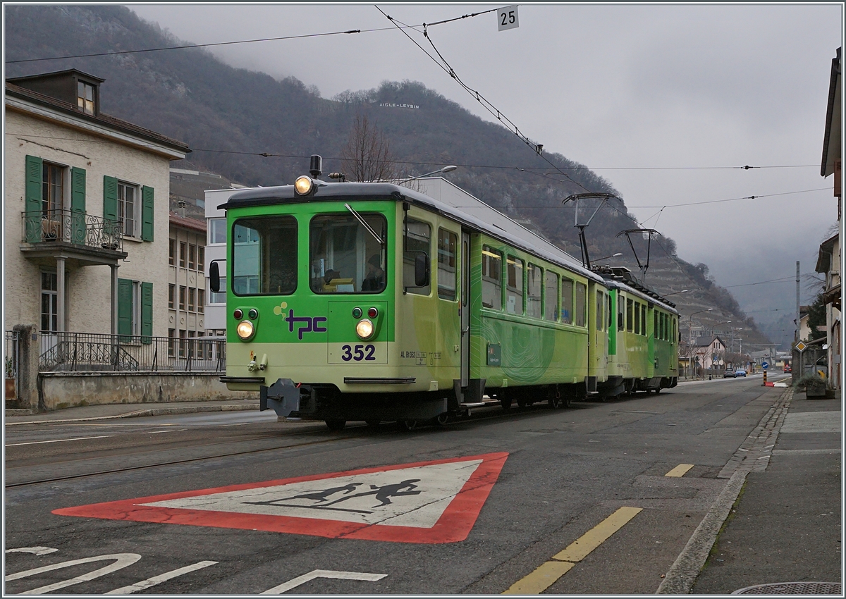 Der schiebende A-L BDeh 4/4 301 mit seinem Bt 352 beim kurzen Halt in Aigle Marché 

3. Jan. 2021