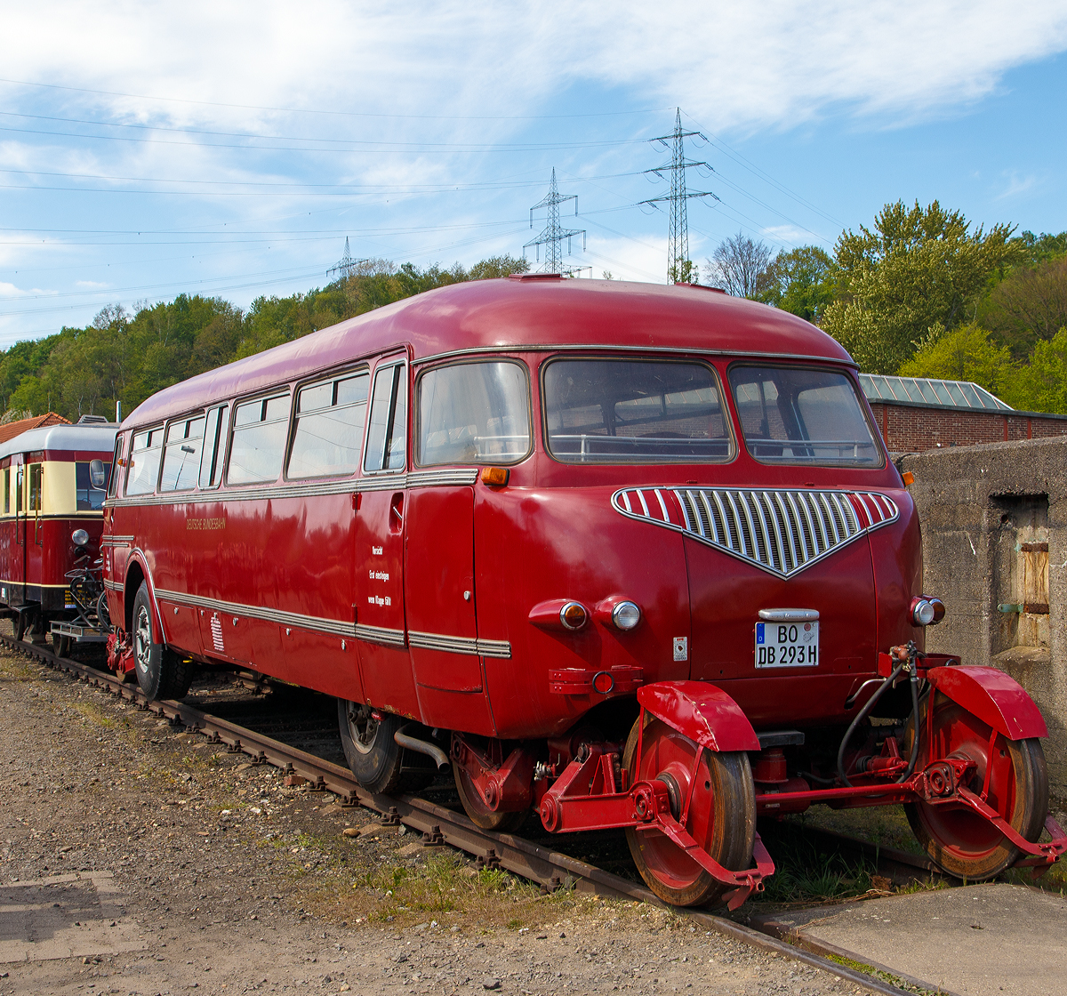 
Der Schienen-Stra�en-Omnibus, auch kurz Schi-Stra-Bus genannt, ist ein Zweiwegefahrzeug f�r den Personenverkehr auf Eisenbahnstrecken und Stra�en. Die Deutsche Bundesbahn (DB) setzte ihn sowohl als Nahverkehrszug als auch als Bahnbus ein. Lange fuhr er auch hier in der Region von hellertal.startbilder (�ber den Westerwald), die Verbindung Koblenz – Altenkirchen – Betzdorf.

Das Fahrzeug ist ein spezieller Omnibus mit allen f�r den Stra�enverkehr notwendigen Einrichtungen. Der Schienen-Stra�en-Omnibus war mit einem Dieselmotor von Kl�ckner-Humboldt-Deutz aus dem Omnibusbau ausger�stet. Dieser hatte eine Leistung von 88 kW (120 PS), er erm�glichte eine Geschwindigkeit von 80 km/h auf der Stra�e und 120 km/h auf Schienen. Die Fahrzeuge boten 43 Sitzpl�tze und 15 bis 24 Stehpl�tze.

Der Wagen war ein Einrichtungsfahrzeug, war aber entsprechend den Vorschriften f�r den Schienenverkehr ausger�stet. So besa� er beidseitig T�ren, verf�gte er �ber eine bahntaugliche Bremse, die �ber die Spurwagen wirkte, eine Sicherheitsfahrschaltung und eine Notbremseinrichtung. F�r den Betrieb auf Eisenbahngleisen wurde der Bus auf zwei zweiachsige Untergestelle – genannt „Spurwagen“ – gesetzt. Daf�r besa� der Schienen-Stra�en-Omnibus zwei hydraulische Hebevorrichtungen, mit der wechselseitig die vordere und hintere Fahrzeugh�lfte zum Auf- und Absetzen von den Spurwagen angehoben wurde. Vor der Vorderachse und hinter der Hinterachse befand sich je ein Lager f�r den Drehzapfen des Spurwagens. F�r das Umsetzen wurde ein Rillenschienen-Gleis auf Stra�enebene ben�tigt. Im Schienenbetrieb war die Vorderachse vollst�ndig abgehoben, die Reifen der Hinterr�der sa�en auf den Schienen auf und sorgten f�r den Antrieb. W�hrend des Wechsels auf und von den Spurwagen blieben die Fahrg�ste im Bus.

Die Deutsche Bundesbahn bestellte 1951 zwei Prototypen bei der Firma Nordwestdeutsche Fahrzeugbau GmbH (NWF) in Wilhelmshaven. Die Spurwagen wurden von der Firma Waggon- und Maschinenbau GmbH (WMD) in Donauw�rth hergestellt. Die Prototypen wurden 1952 geliefert und erprobt. Kurz darauf folgten drei Serienfahrzeuge, eines wurde im M�rz 1953 auf der Internationalen Automobil-Ausstellung in Frankfurt am Main vorgestellt. 1953 wurden noch weitere 50 Fahrzeuge bestellt. Insgesamt kamen aber nur 15 Wagen auf der Schiene zum Einsatz, die restlichen verkehrten als reine Stra�enfahrzeuge.

Zum Winterfahrplan 1954/55 wurde die Verbindung Koblenz–Betzdorf eingerichtet. Die Strecke f�hrte von Koblenz auf der Stra�e nach Dierdorf und von dort �ber die Bahnstrecke Engers–Au bis Au (Sieg) und weiter auf der Siegstrecke bis Betzdorf. Sie erwies sich als gr��ter Erfolg dieses Konzepts und bestand deshalb auch am l�ngsten. Oftmals reichte das Angebot an Sitzpl�tzen f�r die Zahl der Reisewilligen nicht aus. Eine Fahrt dauerte zweieinhalb Stunden. Diese war die einzige Verbindung, auf der zwei Fahrten pro Tag und Richtung angeboten wurden. Die letzte planm��ige Fahrt am 27. Mai 1967 besiegelte das Ende des Schienen-Stra�en-Omnibusses.

Bei Einf�hrung der computerlesbaren Fahrzeugnummern zum 1. Januar 1968 wurde f�r den Schienen-Stra�en-Omnibus noch die Baureihennummer 790 vergeben, jedoch waren zum Stichtag bereits alle Fahrzeuge ausgemustert.

TECHNISCHE DATEN:
Spurweite: 1.435 mm (Normalspur)
L�nge �ber Alles: 11.100 mm (Stra�e) / 12.550 mm (Schiene) 
Gr��te Breite: 2. 500 mm
Gr��te H�he:  2.860 mm
Eigengewicht: 7,7 t (Stra�e) / 13,5 t (Schiene) 
Achsstand der Spurwagen:  1.900 mm
Drehzapfenabstand:  9.500 mm
Laufkreisdurchmesser der Schienenr�der:  850 mm
Sitzpl�tze:  43
H�chstgeschwindigkeit (Stra�e): 80 km/h 
H�chstgeschwindigkeit (Schiene): 120 km/h Vorw�rts / 45 km/h R�ckw�rts
Dieselmotor:  Deutz KHD F 6 L 514
Leistung: 88 kW (120 PS) bei max. 2.250 U/min
Hubraum:  7.983 cm�
Brennstoffverbrauch auf der Schiene (80 km/h): 20 l/100 km