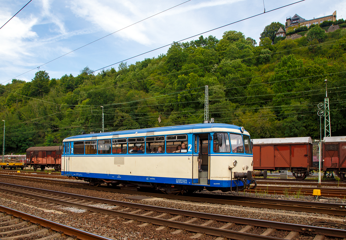 
Der Schienenbus 798 808-2 (95 80 0798 808-2 D-EVG) der Eifelbahn Verkehrsgesellschaft mbH (Betrieber der Kasbachtalbahn), erreicht am 30.07.2017 bald den BahnhofLinz am Rhein.

Der VT (Verbrennungstriebwagen) wurde 1962 von MAN in N�rnberg (Lizenzbau) unter der Fabriknummer 146590 gebaut und als DB VT 98 9808 an die Deutsche Bundesbahn (BW Gie�en) geliefert. Zum 01.01.1968 erfolgte die Umzeichnung in DB 798 808-2, unter dieser Bezeichnung fuhr er bis zur Ausmusterung bei der DB am 25.09.1993. Dann kam er als VT 206 zur D�rener Kreisbahn, im Jahr 2000 ging er zum EBM in Dieringhausen und gleich drauf zur HWB – Hochwaldbahn in Hermeskeil wo er als VT 57 fuhr. Seit ca. 2014 ist er nun bei der EVG - Eifelbahn Verkehrsgesellschaft in Linz am Rhein.