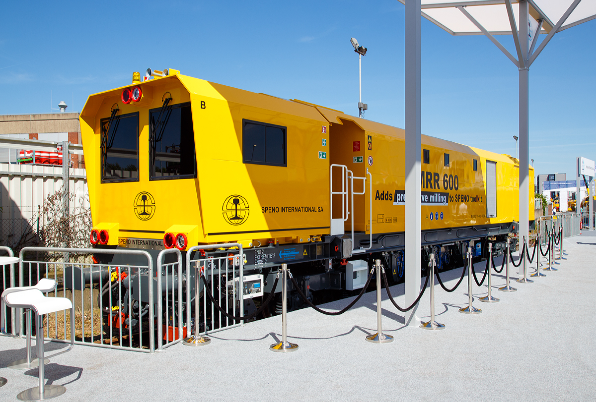 
Der Schienenschleifzug MRR 600 (99 85 9127 113-0 CH-SPENO) der SPENO INTERNATIONAL SA präsentiert auf der iaf 2017 in Münster (am 01.06.2017). Die Maschine wurde 2017 von der MECNAFER SpA in Porto Marghera (Italien) der Fabriknummer 11132 gebaut.