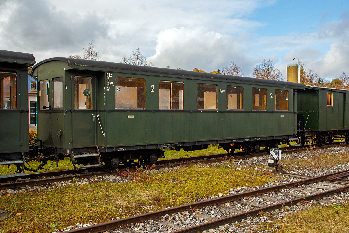 Der schmalspurige vierachsige 2.Klasse Personenwagen mit geschlossenen Plattformen B12, der Gattung KB4, ex BZB B12, Museumsbahn Alpbähnle Amstetten-Oppingen (gehört zu den Ulmer Eisenbahnfreunde e.V.) abgestellt am 26.10.2021 beim Bahnhof Amstetten.

Von der Bayerischen Zugspitzbahn - Talstrecke (BZB) konnten im Jahr 2006 die Wagen 12 und 19 von der Museumsbahn Alpbähnle Amstetten-Oppingen übernommen werden. Im Jahre 1929 von der MAN in Nürnberg gebaut, stellen die  kleinen Eilzugwagen der Endzwanziger  mit den eingezogenen geschlossenen Plattformen dabei nicht nur wagenbaulich einen wichtigen Markstein dar. Als geräumige und sehr leichte Stahlwagen kommen sie auch den Verhältnissen beim Alb-Bähnle sehr entgegen. Die in steter Steigung (durchschnittlich 1 zu 45) angelegte Strecke fordert die Triebfahzeuge, umso besser, wenn der Zug etwas leichter werden kann.

TECHNISCHE DATEN:
Spurweite: 1.000 mm (Meterspur)
Anzahl der Achsen: 4
Länge über Puffer: 12.000 mm
Drehzapfenabstand: 6.600 mm
Achsabstand im Drehgestell: 1.360 mm
Eigengewicht: 8,1 t
Sitzplätze: 48 (in der 2. Klasse)