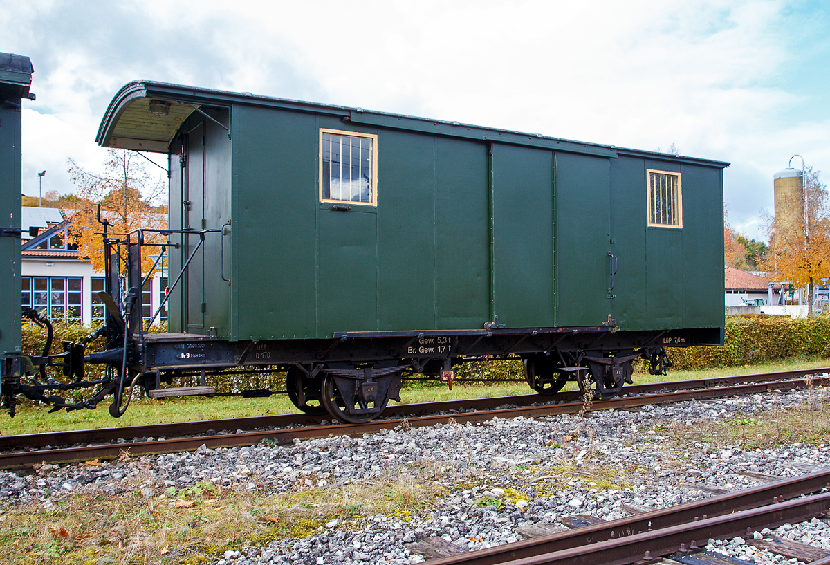 Der schmalspurige zweiachsige Gep�ckwagen D 170, ex Appenzeller Bahn F 170, der meterspurigen Museumsbahn Alp-B�hnle Amstetten-Oppingen (geh�rt zu den Ulmer Eisenbahnfreunde e.V.) abgestellt am 26.10.2021 beim Bahnhof Amstetten.

Als Gep�ckwagen mit Postabteil wurde er 1886 von der Schweizerischen Industrie-Gesellschaft (SIG) in Neuhausen am Rheinfall gebaut und an die Appenzeller Bahn geliefert. Er geh�rte zur Anfangsausstattung der Appenzeller Bahn, als Gep�ckwagen F 170 (Fourgon = Gep�ck) eingereiht, stand er bis in die 1940er Jahre im Dienst. Danach wurde er als G�terwagen genutzt. Die im Vergleich zu den  regul�ren  G�terwagen geringe Zuladung von nur 5,5 t lie� den Wagen dann schnell auf das Abstellgleis wandern. Durch eine station�re Nutzung im Gleisbaulager Herisau blieb der Wagen bis 1992 erhalten. 1994 wurde er in der UEF-Werkstatt als Gep�ckwagen aufgearbeitet und erg�nzt seither unseren Museumszug in seiner urspr�nglichen Funktion.

TECHNISCHE DATEN:
Spurweite: 1.000 mm (Meterspur)
Anzahl der Achsen: 2
L�nge �ber Puffer: 7.600 mm
Eigengewicht: 5,3 t
Max. Zuladung: 5,5 t
