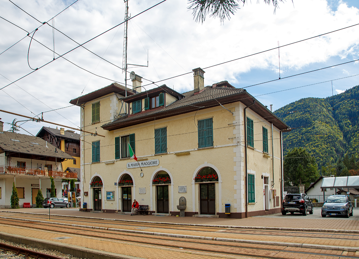 
Der schmucke kleine SSIF Bahnhof Santa Maria Maggiore (Stazione SSIF di Santa Maria Maggiore) am 15.09.2017. Hier auf der italienischen Seite ist es die Ferrovia Vigezzina, auf der schweizerischen Seite ist es die Centovallibahn.