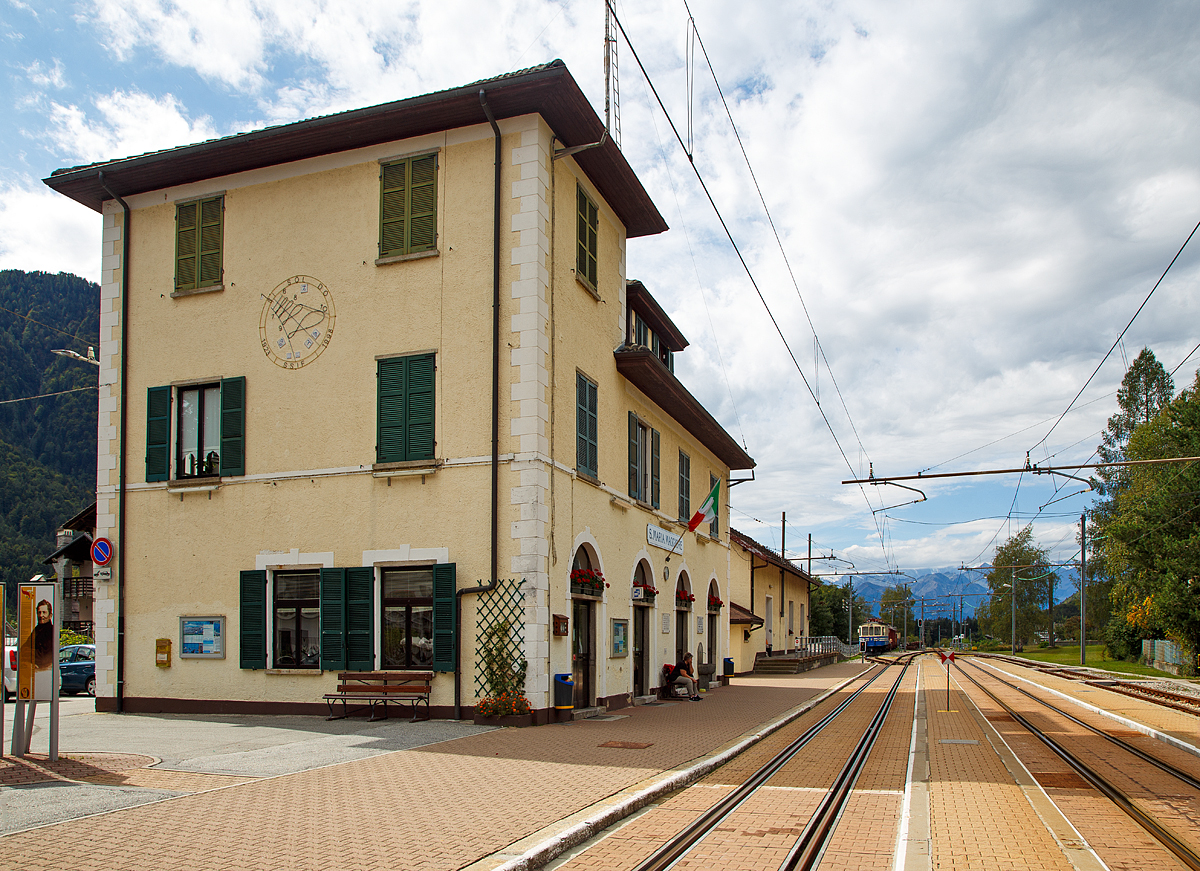 
Der schmucke kleine SSIF Bahnhof Santa Maria Maggiore (Stazione SSIF di Santa Maria Maggiore) am 15.09.2017. Hier auf der italienischen Seite ist es die Ferrovia Vigezzina, auf der schweizerischen Seite ist es die Centovallibahn.