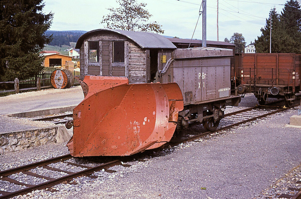 Der Schneepflug der alten Pont-Brassus Bahn PBr mit der Nummer X1. 13.Oktober 1967 
