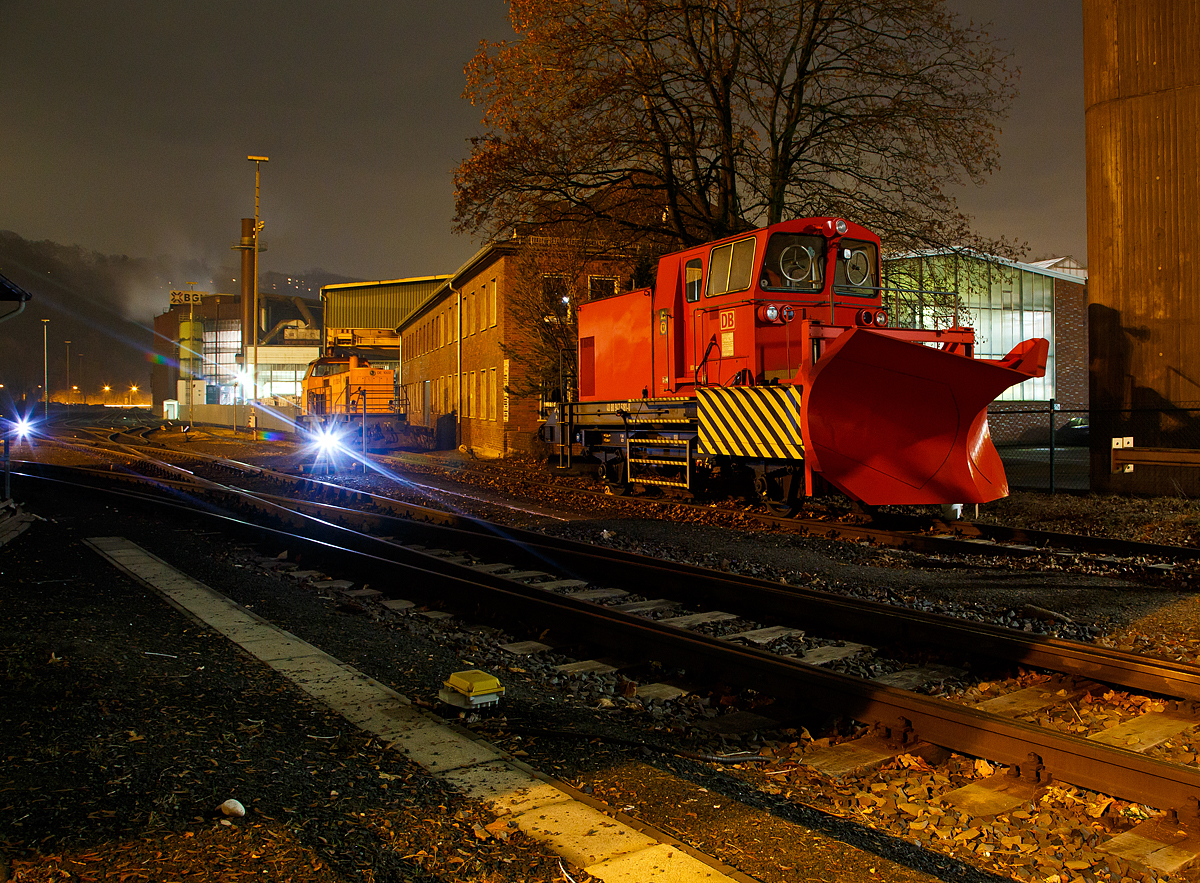 
Der Schneepflug BA 851 (Fabr. Beilhack Typ PB600) der DB Netz AG, Schweres Nebenfahrzeug 40 80 947 5 181-0, hier am 09.12.2016 abgestellt in Siegen-Eintracht.

Nach den Stationierungen in Kreuztal und in Weidenau ist der Siegener Schneepflug nun dauerhaft im Bahnhof Eintracht der Kreisbahn Siegen-Wittgenstein (KSW) geparkt. Auch wird das Fahrzeug mit den Diesellokomotiven der KSW eingesetzt - denn die Schneepflüge haben keinen eigenen Antrieb und müssen daher immer von einer Lok geschoben werden.

Der bisher in Gelb lackierte Siegener Schneepflug wurde 1973 bei der Maschinenfabrik Beilhack in Rosenheim gefertigt. Das zweiachsige Gerät verfügt über einen sogenannten Innenpflug in Form eines festen Dreieckpfluges mit beidseitigem Auswurf. Von diesem Typ (Bauart 851) sowie einer Schwesterbauart sind insgesamt 13 Exemplare im Einsatz. Mit diesen Fahrzeugen können Räumfahrten mit einer maximalen Geschwindigkeit von 50 km/h durchgeführt werden.  

TECHNISCHE DATEN: 
Spurweite 1.435 mm 
Länge über Puffer: 12.000 mm 
Anzahl der Achsen: 2 
Achsabstand: 5.000 mm 
Eigengewicht: 28.000 kg 
Höchstgeschwindigkeit (Hg): 90 km/h