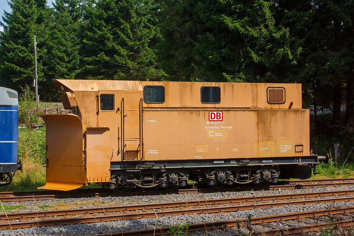 Der Schneepflug DB 80-50-979 7 211-3 (SPM 713) der Bauart Meiningen W (BA Bauart 855) abgestellt am 24.08.2013 beim Bahnhof Rennsteig.

Der ehemaligen DR Schneepflug Bauart Meiningen-W wurde 1983 vom DR Raw Meiningen unter der Fabriknummer 46 gebaut. Bei der DB AG wurden diese Schneepflüge Bauart 855 eingereiht (später als BA 755), Schneepflüge ohne Wechselsprechanlage wurden als Bauart 856 eingereiht.  Die SPM-Nummer ist eine interne Bezeichnung der DR bzw. DB Netz AG.

Die ersten 50 Stück der Schneepflüge wurden vom Raw Halberstadt hergestellt und die zweite Lieferserie wurde mit 55 Stück im Raw Meinigen gefertigt.
TECHNISCHE DATEN:
Bauart: 855 	  
Spurweite: 1.435 mm (Normalspur9
Anzahl der Achsen: 4
Länge über Puffer: 11.500 mm
Drehzapfenanstand: 3.800 mm
Eigengewicht: 54,0 t
Höchstgeschwindigkeit: 100 km/h
Kleister befahrbarer Gleisbogen: R = 100 m
Bremse: KE-GP+Z
Ehem. Stationierung: Bf Salzwedel
