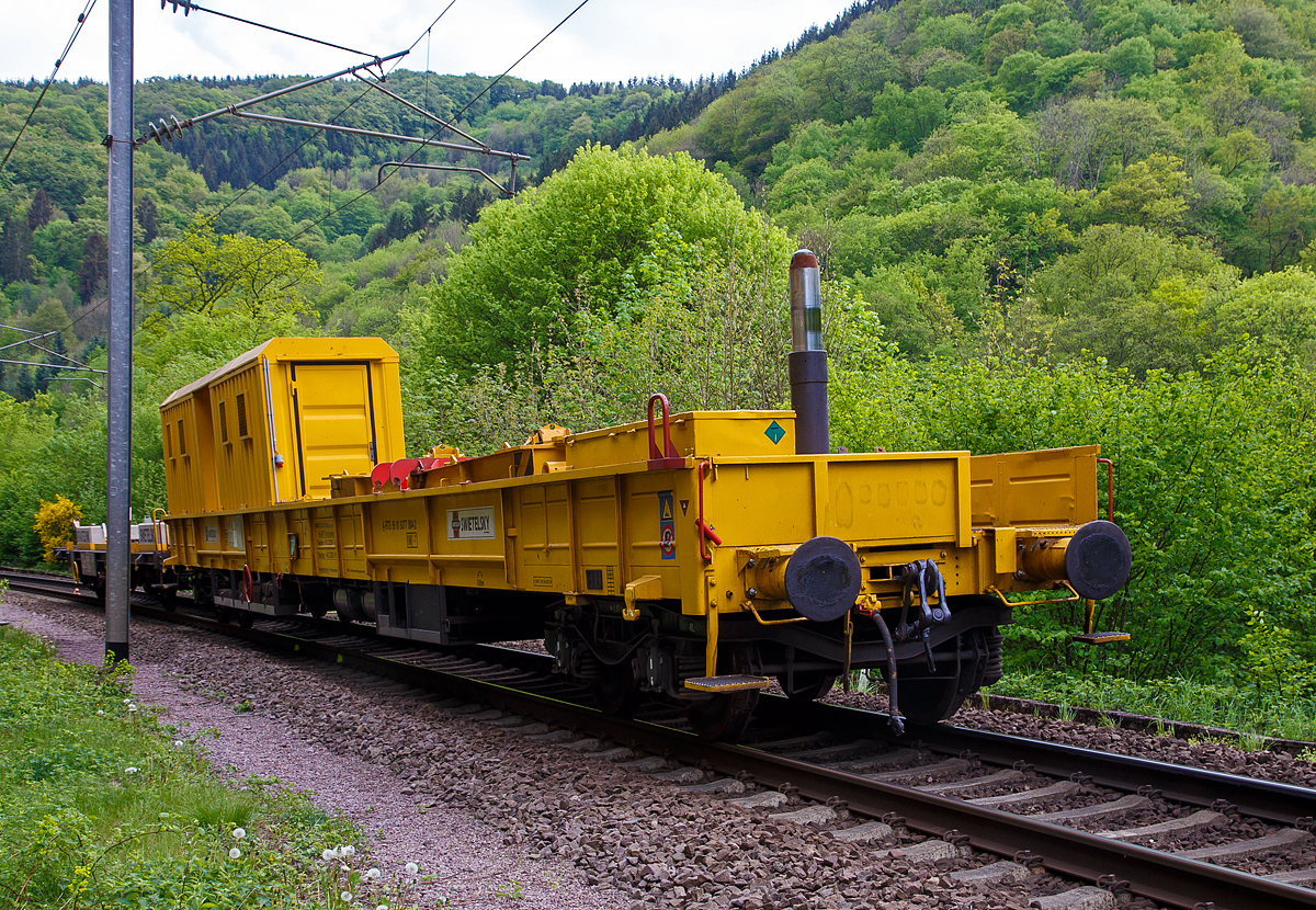Der Schutzwagen 99 81 9377 004-2 A-RTS zum Kirow-Gleisbaukran KRC 1200 der �sterreichischen Bahnbaufirma Swietelsky Baugesellschaft mbH (Fischamend-Steg) ist am 14.05.2016 in Kautenbach (Luxemburg) abgestellt. Nach der NVR-Nummer ist der Wagen eingestellt von der RTS Rail Transport Service GmbH, Graz diese ist eine 100%ige Tochter der Swietelsky Baugesellschaft m.b.H.

Der Wagen wurde 2002 von KIROW unter der Fabriknummer 114900 zum Kranauslegerschutzwagen f�r den Gleisbaukran KRC 1200 umgebaut.

TECHNISCHE DATEN:
Spurweite: 1.435 mm (Normalspur)
Anzahl der Achsen: 4 (in zwei Drehgestellen)
L�nge �ber Puffer: 21.950 mm
Drehzapfenabstand: 16.660 mm
Achsabstand im Drehgestell: 1.800 mm
Laufraddurchmesser: 920 mm (neu)
Eigengewicht: 34.000 kg
Max. Ladegewichte: 45,0 t ab Streckenklasse A
Zul. H�chstgeschwindigkeit: 120 km/h
Kleinster befahrbarer Gleisbogen: R 60m
Bremse: 0 – P - A
Handbremse: ja

Dahinter daran gekuppelt der zweiachsige Flachwagen 23 81 9100 005-4 A-RTS der Gattung Us, die Standartbeladung sind 2 St�ck Betonkl�tze � 4,3 Tonnen (als zus�tzliche Gegengewichte f�r den Kran KRC 1200).
