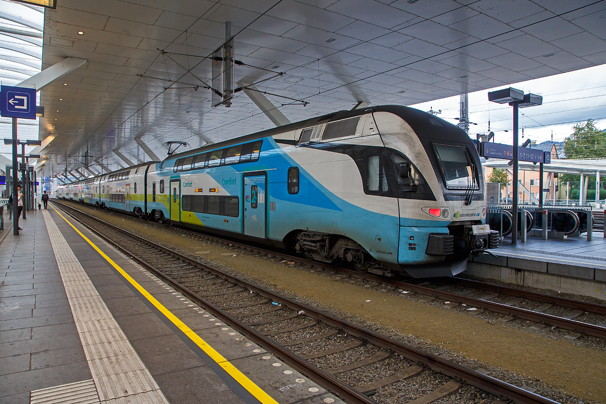 Der sechsteilige Stadler Kiss� 4010 029 / 4010 129 der WESTbahn am 11.09.2022 im Hbf Salzburg. 

Die �sterreichische Westbahn nahm am 11. Dezember 2011 sieben sechsteilige Einheiten einer Fernverkehrsvariante (adaptiert f�r 200 km/h, gr��erer Sitzabstand) von Stadler KISS in Betrieb. Dann folgten 2017 noch ein weiterer sechsteiliger (4010 008) und vierteilige (4110 009 – 017) Triebz�ge. Alle diese 17 KISS 1 und 2 Garnituren wurden 2021 an die Deutsche Bahn verkauft, die sie nun als IC 2 einsetzt. 

Als Ersatz f�r die 17 Kiss 1 und 2 wurden 15 neue sechsteilige Z�ge (4010 018-032) wiederum bei Stadler Rail bestellt, welche baugleich mit der 2017 gelieferten Garnitur (4010 008) ausgef�hrt wurden und jeweils �ber 526 Sitzpl�tze verf�gen. Alle Rads�tze der Endwagen sind angetrieben, die Mittelwagen sind antriebslos. Alle KISS der WESTbahn sind in der Schweiz eingestellt hier z.B. als 93 85 4010 129-3 CH-WSTBA.

Mit dem Stadler KISS� wurde ein neues Klassensystem bei der WESTbahn eingef�hrt: First  - 1. Klasse (Leitfarbe gelb), Comfort  -  2+Klasse (Leitfarbe petrol) und Standard - 2. Klasse (Leitfarbe orange) angeboten. In der Comfort-Klasse und in der First ist ein Upgrade zu zahlen, das eine Reservierung beinhaltet. Die Comfort-Klasse steht Inhaberinnen und Inhabern eines Klimatickets ohne Aufpreis zur Verf�gung.

TECHNISCHE DATEN der KISS�:
Anzahl: 15 sechsteilige Triebz�ge
Spurweite: 1.435 mm (Normalspur)
Achsformel: Bo’Bo’+2’2’+2’2’+2’2’+2’2’+Bo’Bo’
L�nge �ber Kupplung: 150.000 mm
Fahrzeugbreite: 2.800 mm
Fahrzeugh�he: 4.595 mm
Achsstand im Drehgestell: 2.500 mm (Trieb- und Laufdrehgestell)
Trieb- und Laufraddurchmesser:  920 mm (neu)
Dauerleistung am Rad: 4.000 kW
Max. Leistung am Rad: 6.000 kW
Anfahrzugskraft (bis 68 km/h): 320 kN
Anfahrbeschleunigung: 0.85 m/s�
H�chstgeschwindigkeit 200 km/h
Sitzpl�tze: 526
Stromsystem: 15 kV AC, 16.7 Hz
Fu�bodenh�he: Niederflur am Einstieg 570 mm, Unterdeck 440 mm, Oberdeck 2.515 mm
Einstiegsbreite: 1.400 mm
