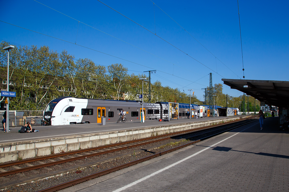 
Der Siemens Desiro HC 462 022 des Rhein-Ruhr-Express fährt am 21.04.2019 (Ostersonntag), wohl auf Leerfahrt mit Anzeige „Frohe Ostern“ durch den Bahnhof Köln Süd.