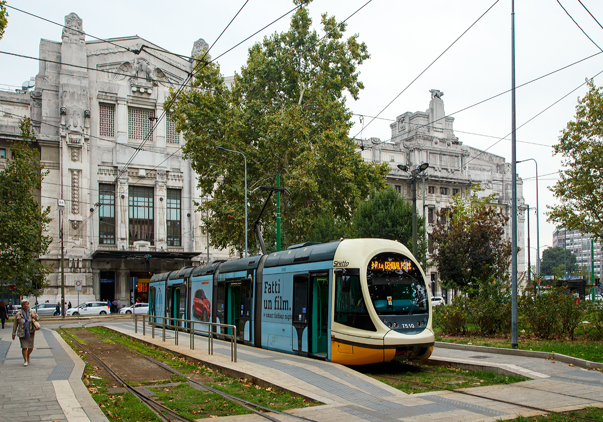 Der  Sirietto  ATM 7510 der Linie 9 an der Anfangshaltestelle Stazione Centrale FS (Piazza IV Novembre) am 14.09.2017 in Mailand. Die Linie 9 verbindet die beiden Bahnh�fe Stazione Centrale und Stazione Genova (Milano Porta Genova).

Die Tram ATM Serie 7500 und 7600, sie haben den Spitznamen  Sirietto . Sie geh�ren zu der von AnsaldoBreda gebauten Familie der Sirio.

Es sind f�nfteilige Stra�enbahnen Gelenk-Triebwagen, von denen das erste, dritte und f�nfte Segment auf einem Drehgestell ruhen. Das zweite und vierte Segment sind als S�nften dazwischen gehangen.

Technische Daten:
Spurweite: 1.435 mm
Achsformel: Bo' 2' Bo'
Stromsystem: 500 bis 600 V DC (=)
Baujahre: 2003-2009 bzw. 2008–2009
Gebaute St�ck: 35 (7500) bzw. 33 (7600)
Hersteller: AnsaldoBreda
L�nge �ber alles: 26.450 mm
Achsabstand im Drehgestell: 1.700 mm
Lauf- und Treibraddurchmesser: 660 mm
Breite: 2.400 mm
H�he: 3.414 mm
Sitzpl�tze: 54
Stehpl�tze: 152
Fu�bodenh�he: 350 mm
Leistung: 4 x 106 kW (424 kW)
H�chstgeschwindigkeit: 70 km/h 