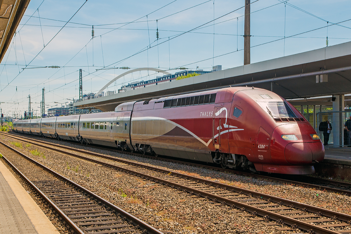 
Der SNCB Thalys PBKA 4304 (TGV 43040 / Series 43000 ) als THA 9448 nach Paris Gare du Nord (via Aachen, Lüttich und Brüssel) fährt am 01.06.2019 durch den Bahnhof Köln Messe/Deutz, im Hauptbahnhof Köln wird er dann bereitgestellt.