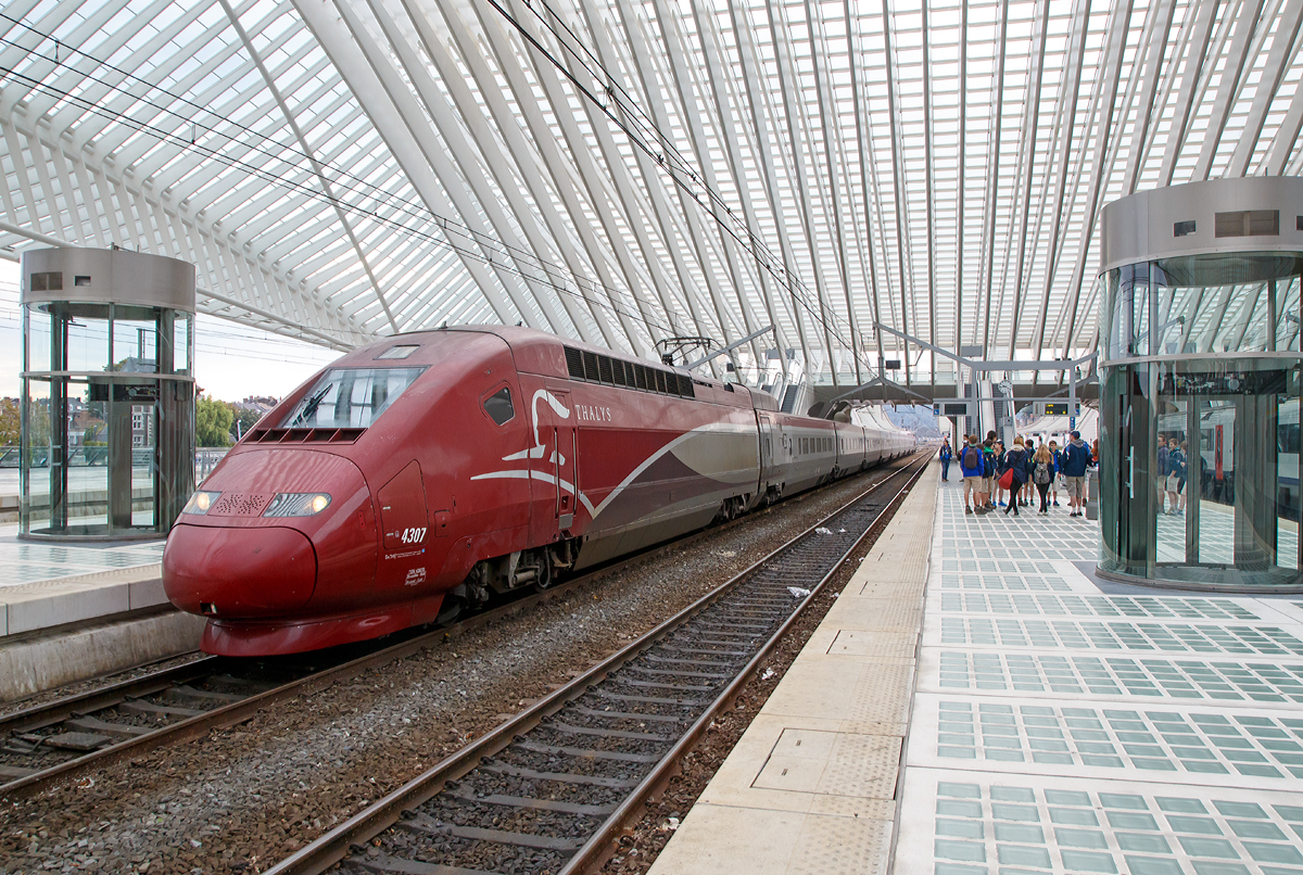 Der SNCB Thalys PBKA Tz 4307 (TGV 43070 / Series 43000), von Paris (Gare du Nord) nach Köln Hbf, ist am 03.10.2015 in den Bahnhof Liège Guillemins (Bahnhof Lüttich-Guillemins) eingefahren.
