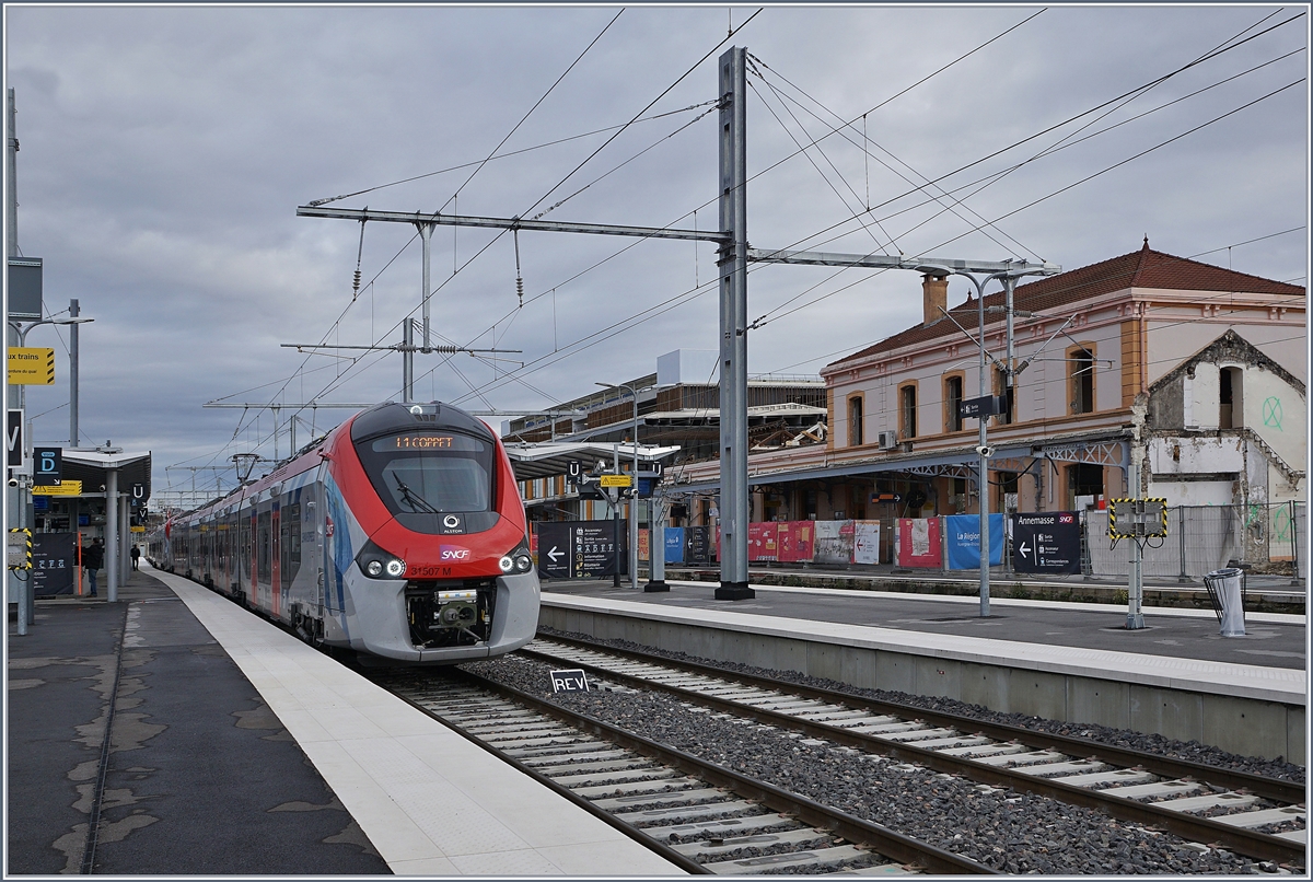 Der SNCF LEX Z 31 507 M (Coradia Polyvalent régional tricourant) in Annemasse.
Der Triebzug mit einem weiteren aus Evian und wird später wieder dorthin zurückfahren. 

15. Dez. 2019
