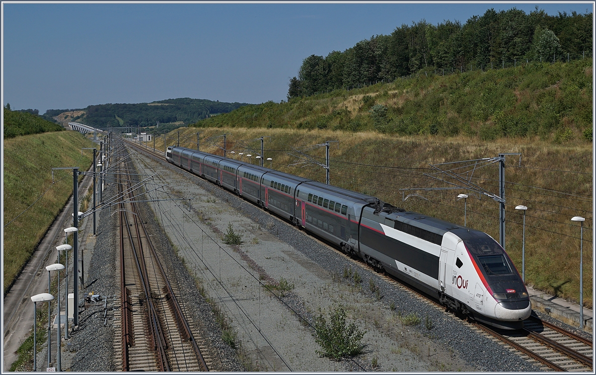 Der SNCF TGV 4712, unterwegs als TGV 9896 von Montpellier nach Luxembourg, erreicht seinen n�chsten Halt, den Bahnhof Belfort-Montb�liard. Im noch knapp zu erkennen, der 816 Meter lange Viaduc de la Savoureuse. 

23. Juli 2019
