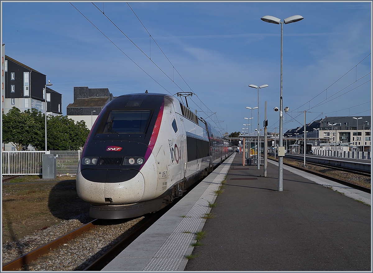Der SNCF TGV 852 Duplex Océane wartet in Saint Malo auf die Abfahrt nach Paris. 

15. Mai 2019