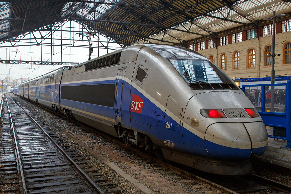 
Der SNCF TGV Duplex, Rame 251 (Triebzug 251), ein TGV der Serie TGV 29 000. am 26.03.2015 im Bahnhof Marseille St-Charles. 

Dies ist ein TGV Duplex der 1. Generation, der 3. Bestellung (Okt. 2000). Es sind Zweisystemtriebzüge die unter 1,5 kV Gleichstrom und 25 kV 50 Hz Wechselstrom verkehren können. Der TGV Duplex wurde entwickelt, um höhere Kapazitäten auf der überlasteten französischen Hochgeschwindigkeitsstrecken anbieten zu können. Die Züge bestehen aus zwei angetriebenen Triebköpfen und 8 (antriebslose) Mittelwagen.

TECHNISCHE DATEN:
Baureihenbezeichnung: TGV Duplex (1. Generation), Serie 29000
Spurweite: 1.435 mm
Achsfolge:  Bo'Bo'+2'2'2'2'2'2'2'2'2'+Bo'Bo'
Anzahl der Achsen: 26  (8 davon angetrieben)
Länge des Zuges : 200,19 m
Leergewicht: 380,0 t
Achslast: 17 t
Leistung bei 1,5 kV DC: 3.680 kW 
Leistung bei 25 kV 50 Hz AC: 8.800 kW (~12.000 PS)
Antrieb: 8 Drehstrom-Synchronmotoren (SM 47)
Höchstgeschwindigkeit: 320 km/h
Stromsysteme: 25 kV / 50 Hz und 1,5 kV Gleichstrom
Zugleitsysteme: TVM 430 / KVB / Crocodile
Sitzplätze: 516 (184 in der 1. und 332 in der 2. Klasse)