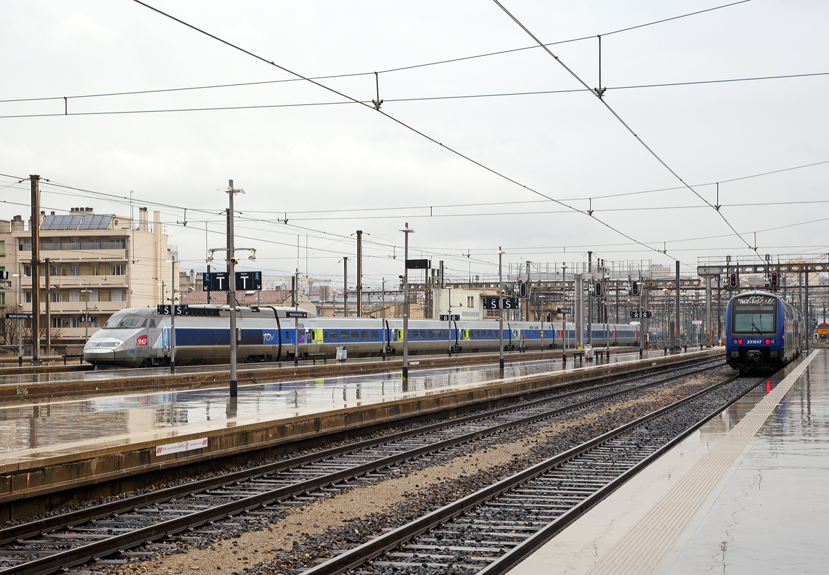 
Der SNCF TGV Réseau  Rame 4518, ein TGV 38000 tricourant, fährt am 25.03.2015 in den Bahnhof Marseille Saint-Charles ein. 

Der TGV Réseau ist eine Weiterentwicklung des TGV Atlantique und wird, da er aufgrund seiner Länge von 200 m (mit 8 Mittelwagen) auch kurze Bahnsteige bedienen kann, auf dem gesamten Netz eingesetzt. Die Bezeichnung Réseau (Französisch für Netz) spiegelt diese universelle Einsetzbarkeit wieder. Dies hier ist eind der 30 Dreisystem-Einheiten (tricourant, 1,5 kV und 3 kV Gleichstrom sowie 25 kV/50 Hz Wechselstrom) gebaut, die zum einen für den Verkehr nach Belgien und in die Niederlande dienen, andererseits auch für Fahrten nach Mailand einsetzbar sind.