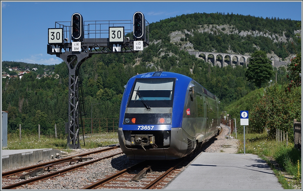 Der SNCF X 73657 verlässt als TER 895511 auf dem Weg von Dole nach St-Claude den Bahnhof von Morez und fährt dabei an der markanten Signalbrücke vorbei, darunter - wie bei französischen Signalen meist üblich ist das Zugssicherungssystem  Crocodil  zu sehen.

10. August 2021