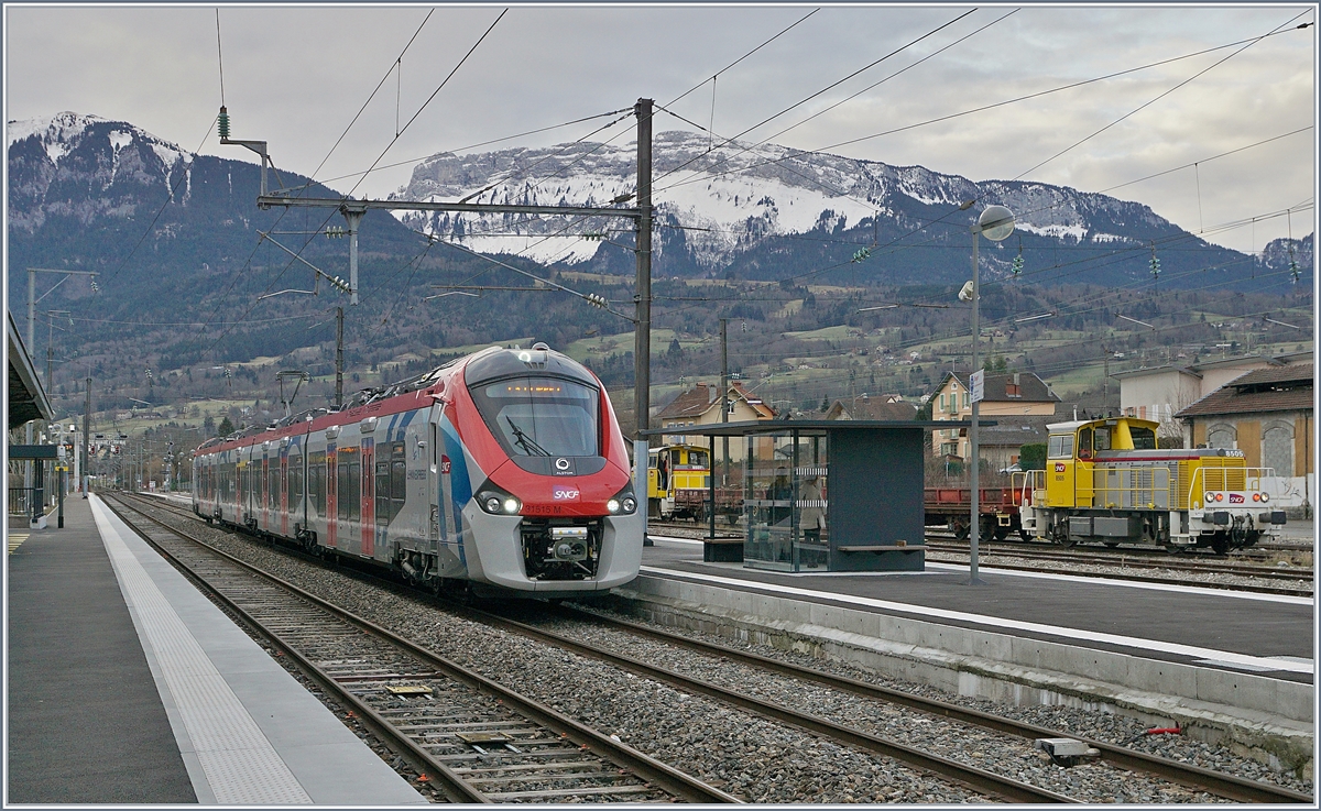 Der SNCF Z 31515 auf dem Weg von Saint Gervais nach Coppet beim Halt in La Roche sur Foron, im Hintergrund der SNCF Y 8505. 

13. Feb. 2020
