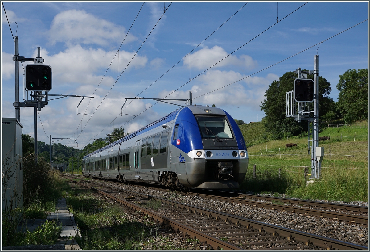 Der SNCF Z 82764 auf der Fahrt nach Genève erreicht Russin.
20. Juni 2016
