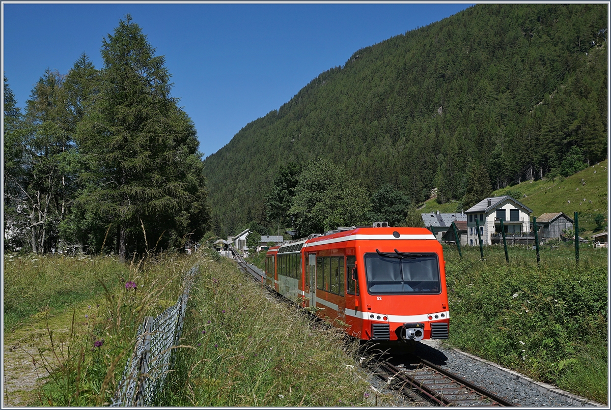 Der SNCF Z 850 N° 52 (94 87 0001 854-2F-SNCF) erreicht von Les Houches kommend sein Ziel  Vallorcine.

7. Juli 2020