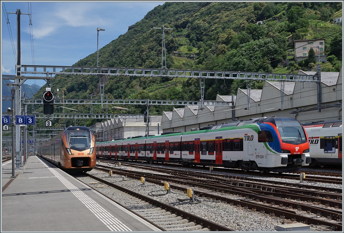 Der SOB RABe 526 106/206 ist als  Treno Gotthardo  nach Locarno unterwegs und erreicht Bellinzona. Rechts im Bild der TILO RABe 524 307.

23. Juni 2021