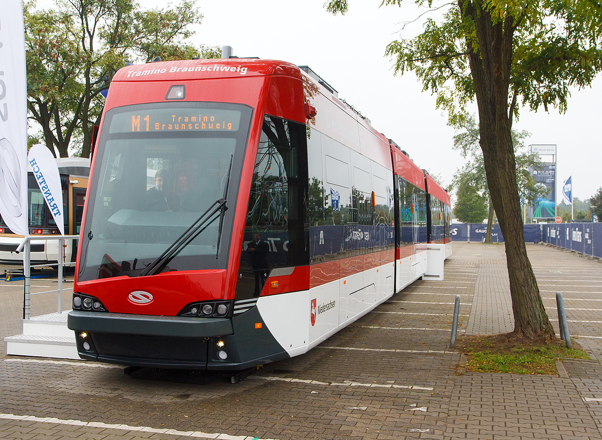
Der Solaris Tramino Braunschweig ein Niederflur-Straßenbahn-Gelenktriebwagen des polnischen Herstellers Solaris Bus & Coach S.A., präsentiert am Freigelände auf der Inno Trans 2014 in Berlin (hier 26.09.2014).

Der Tramino Braunschweig ist ein vierteiliges, vollständig niederfluriges Einrichtungsfahrzeug mit einer Länge von 35,7 m und einer Breite von 2,3 m. Er ist für die Braunschweiger Spurweite von 1.100 mm ausgelegt. Mit dem Fahrzeug können gleichzeitig 211 Personen fahren, davon 87 auf Sitzplätzen. Der Tramino Braunschweig hat sechs Doppeltüren mit einer Breite von 1.300 mm. Eine davon ist direkt hinter der Fahrerkabine angeordnet, wo sich auch eine Stellfläche für einen Rollstuhl befindet. Im Bereich der Türen 4 und 6 sind Stellplätze für Kinderwagen eingerichtet.

Jedes der vier Wagenteile stützt sich auf ein eigenes Fahrgestell, welches mittig unter dem Wagenkasten angeordnet ist. Dadurch wird das Fahrzeuggewicht gleichmäßig verteilt, so dass die Tram stabiler ist und die Kräfte, die die Gelenke übertragen, wesentlich kleiner sind. Es ist die zweite Serie an Straßenbahnen der GTx-Bauart, die Solaris herstellte.

Der Tramino Braunschweig wird von fünf asynchronen Fahrmotoren mit je 90 kW Leistung angetrieben. Das Fahrzeug besitzt ein sogenanntes Anti-Knick-System, welches insbesondere in Kurven die einzelnen Wagenkästen stabilisiert. Die während des Bremsprozesses gewonnene Energie wird in Supercaps gespeichert und beim Anfahren wieder an die Motoren abgegeben. Die elektrische Ausrüstung der Fahrzeuge ist von vossloh-kiepe.

TECHNISCHE DATEN:
Spurweite: 1.100 mm
Bauart: 8xNfGlTwER
Achsfolge: (1A)'+Bo'+(1A)'+(A1)'
Gesamtlänge: 35.740 mm
Wagenkastenbreite : 2.300 mm
Höhe über eingezogenen Stromabnehmer: 3.560 mm
Raddurchmesser: 662 mm (neu) / 580 mm (abgenutzt)
Fußbodenhöhe über Schienenoberkante: 360 mm
Niederfluranteil: 100%
Sitzplätze: 87
Stehplätze: 124 (4 Pers/m²)
Anzahl der Rollstuhlplätze: 1
Anzahl Doppeltüren (Breite 1300 mm): 6
Netzspannung: 	660 V DC Oberleitung (+120 V, -180 V)
Anzahl und Leistung von Fahrmotoren: 5 (asynchron) x 90 kW
Höchstgeschwindigkeit: 70 km/h
