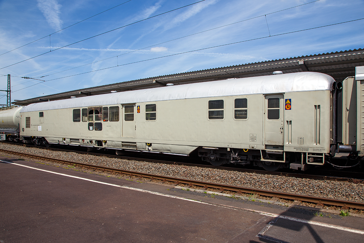 
Der Spirtzwagen 99 80 D-BAYER 9395 005-8  (ein umgebauter ex Bahnpostwagen  Post4mg-b/26,1) vom Unkrautspritzzug der Bayer CropScience Deutschland GmbH am 10.06.2016 beim Halt im Bahnhof Betzdorf (Sieg).  

Technische Daten: 
Spurweite: 1.435 mm (Normalspur) 
Anzahl der Achsen: 4 in 2 Drehgestellen
L�nge �ber Puffer: 26.400 mm 
Drehzapfenabstand: 19.000 mm 
Eigengewicht: 42.800 kg 
H�chstgeschwindigkeit: 100 km (lauftechnische Eignung)