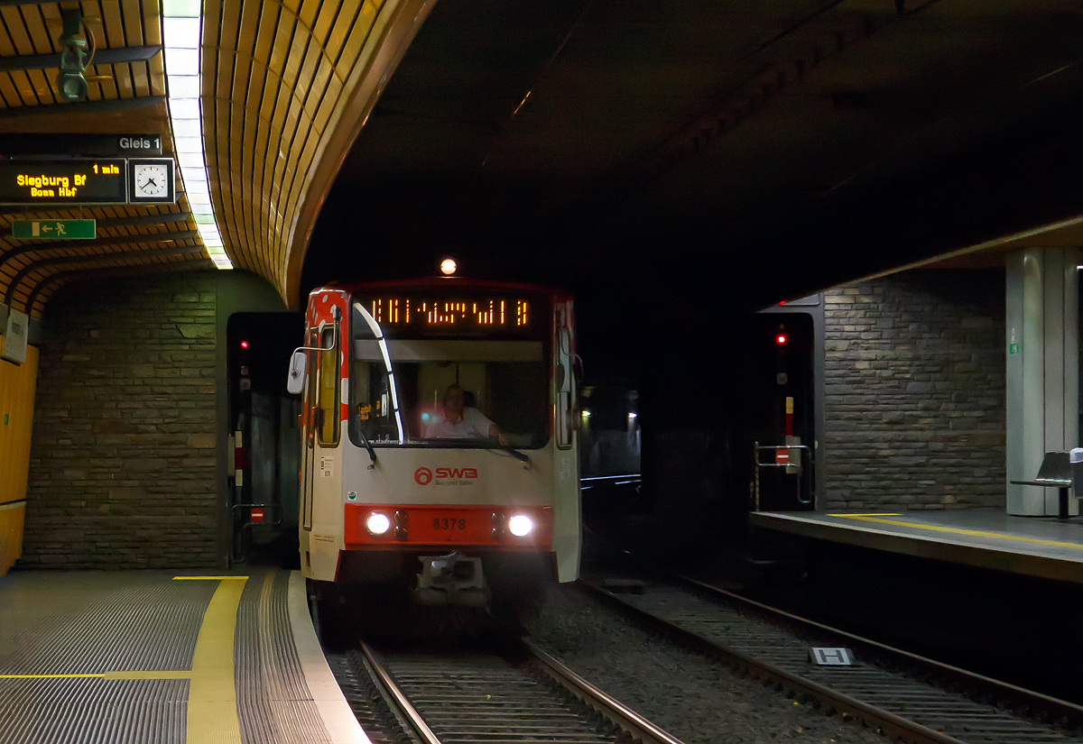 
Der SSB Tw 8378, ein Hochflur-Stadtbahn-Gelenktriebwagen vom Typ DUEWAG B 100 S, erreicht, als Linie 66 nach Siegburg Bf, am 15.09.2018 die unterirdische Station Bonn Ramersdorf.