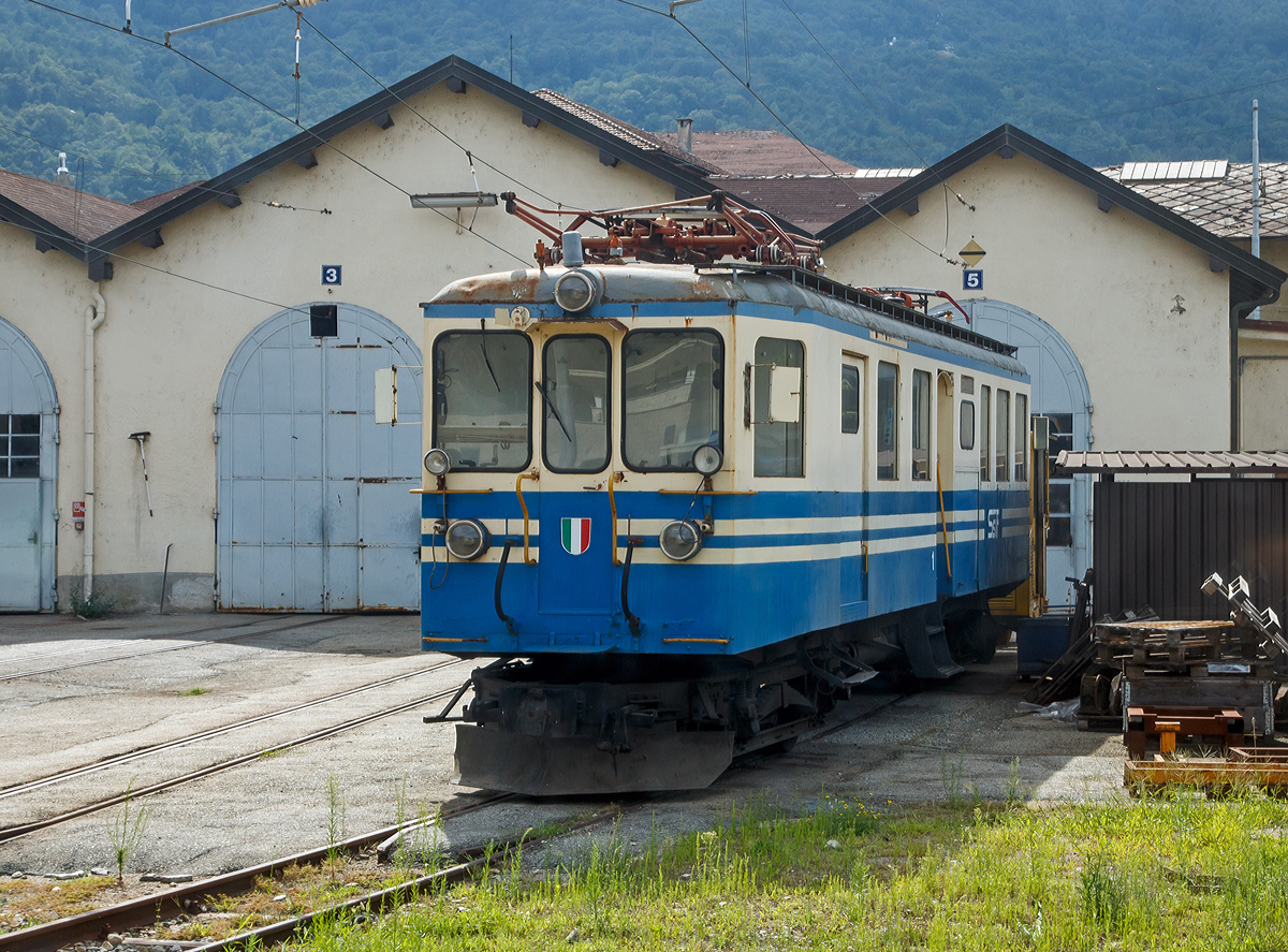 Der SSIF ABDe4/4 17, ex FART ABDe4/4 17, ex FRT ABFe 4/4 17, ex FRT BCFe4/4 17 ist am 02 August 2019 im Depot der SSIF - Societ� subalpina di imprese ferroviarie in Domodossola abgestellt. Aufnahme aus einem Zug heraus.

Als BCFe 4/4 wurden die ersten acht elektrischen Triebwagen bezeichnet, die die Societ� subalpina di imprese ferroviarie (SSIF) zusammen mit der Societ� delle Ferrovie Regionali Ticinesi (FRT, Vorg�nger der FART) 1923 zur Er�ffnung der Strecke zwischen Locarno und Domodossola angeschafft haben. Urspr�nglich geh�rten die Triebwagen 11–16 der SIFF, die Triebwagen 17+18 der FRT. Anl�sslich der anschlie�enden wurden 1956 die Triebwagen in ABFe 4/4 und ab 1960 in ABDe 4/4 umgezeichnet.

Die Fahrzeuge wurden von Carminati e Toselli (CeT) in Mailand hergestellt. Die elektrische Ausr�stung wurde von der BBC-Tochter Tecnomasio Italiano Brown Boveri (TIBB) geliefert. Die Fahrzeuge konnten auf der Rampe mit 60 Promille Steigung eine Anh�ngelast von 65 Tonnen bef�rdern und erreichten dabei 20 km/h. Bis in die Mitte der 1950er Jahre wurde mit den Fahrzeugen der gesamte Betrieb abgewickelt. Um 1956 wurden sie umbenannt, weil sie wie alle Fahrzeuge in dieser Zeit an die neue Klasseneinteilung angepasst wurden. Heute bezeichnet man sie als ABDe 4/4. Mit der Inbetriebnahme der vier ABe 8/8, welche die internationalen Schnellz�ge �bernahmen, traten sie in die zweite Reihe.

Drei Fahrzeuge (11, 14, 15) fielen Br�nden zum Opfer und wurden anschlie�end abgebrochen. Der Triebwagen 18 wurde bei einer Kollision mit dem ABe 8/8 22 am 13. August 1967 besch�digt, anschlie�end wieder aufgebaut. Triebwagen Nummer 12 stie� im Oktober 1980 ebenfalls mit dem ABe 8/8 22 zusammen und wurde in der Folge verschrottet. Der Triebwagen 16 bekam im Jahr 1975 in der SSIF Werkstatt einen neuen st�hlernen Wagenkasten. der Triebwagen 17 wurde 1962 einer Modernisierung unterzogen, bevor er 1967 wie auch der 18er von der FART an die SSIF verkauft wurde.

1990 wurde der Triebwagen 17 als historisches Fahrzeug restauriert und f�r Sonderz�ge eingesetzt, im September 2009 wurde er zum Dienstfahrzeug (Schneepflug) degradiert. Au�er Dienst gestellt und betriebsunf�hig steht er nun in Domodossola im Depot.

TECHNISCHE DATEN:
Gebaute Anzahl: 8
Baujahr: 1923
Spurweite: 	1.000 mm (Meterspur)
Achsformel: Bo'Bo'
L�nge �ber Puffer: 14.400 mm
Drehzapfenabstand:  8.500 mm
Achsabstand im Drehgestell: 2.200 mm 
Laufraddurchmesser: 920 mm (neu)
Dienstgewicht: 29,7 t
H�chstgeschwindigkeit: 45 km/h
Stundenleistung: 418 PS
�bersetzung: 1:5,1
Stromsystem: 1.200 V Gleichstrom
Zugbremse: Druckluft
Kupplungstyp: Zentralpuffer mit 2 Schraubenkupplungen
Sitzpl�tze: 36 (6 in der 1. und 30 in der 2. Klasse)

Trotz Unf�llen und Au�erdienststellung sind die Triebwagen Nr. 16, 17 und 18 weiterhin bei der SSIF (als Diensttriebwagen) vorhanden.