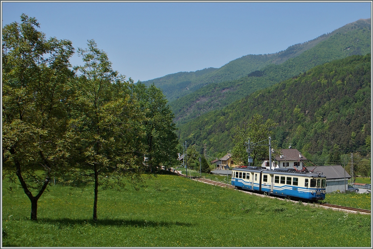 Der SSIF ABe 6/6 35  Verbano  als SSIF Regionalzug 750 von RE nach Domodossola kurz vor der Station Gagnone-Orcesco nun in einer Querformat-Version. 
13. Mai 2015