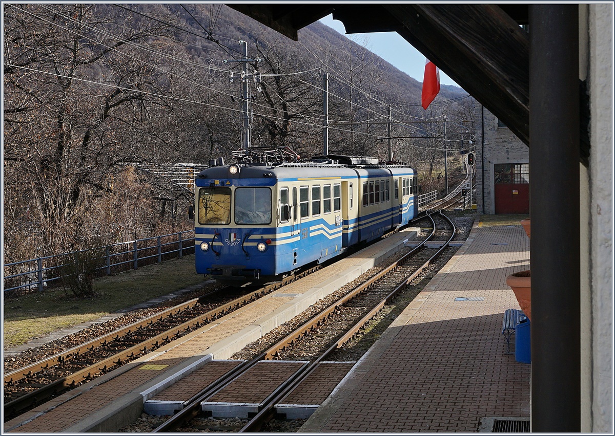 Der SSIF ABe 8/8 23 Ossola erreicht als Schnellzug D 32 von Locarno kommend den Bahnhof Trontano.
1. März 2017