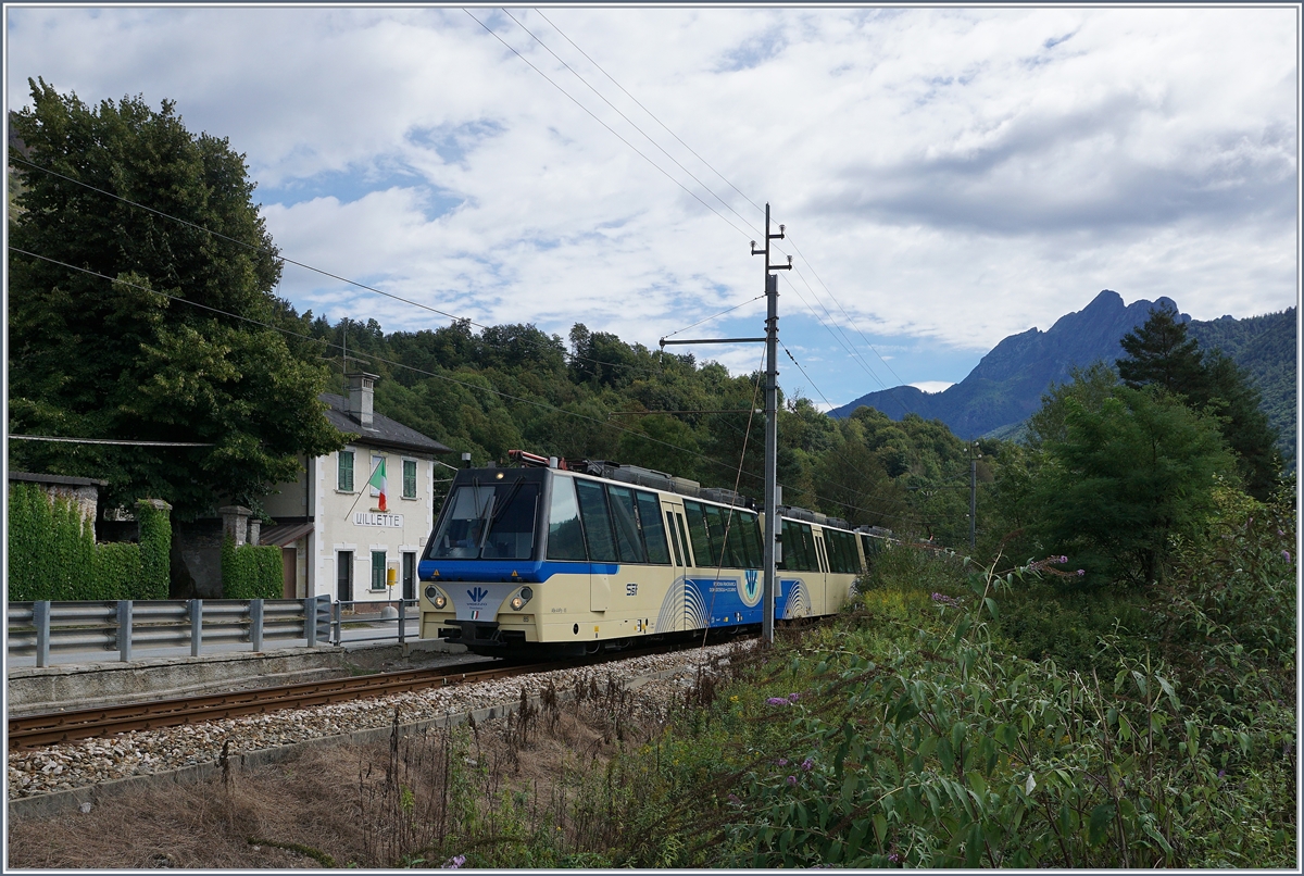 Der SSIF Ferrovia Vigezzina Treno Panoramico ABe 12/16 fährt an der kleinen Haltestelle von Villette vorbei. 
5. Sept. 2016