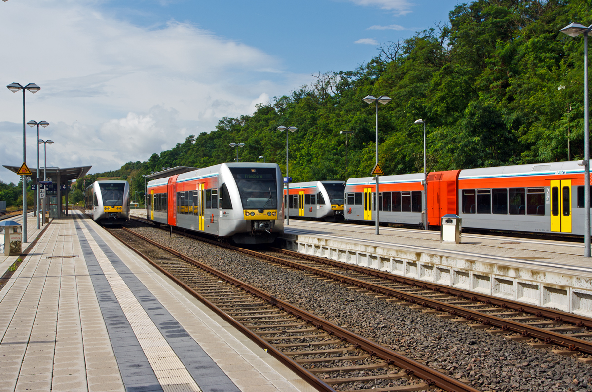 
Der Stadler GTW 2/6 - VT 508 114 der HLB (Hessischen Landesbahn) verl�sst am 18.08.2014, als RB 32 nach Friedberg, den Bahnhof Nidda. Seit dem 11.12.2016 wird diese Verbindung als RB 48 gef�hrt. 