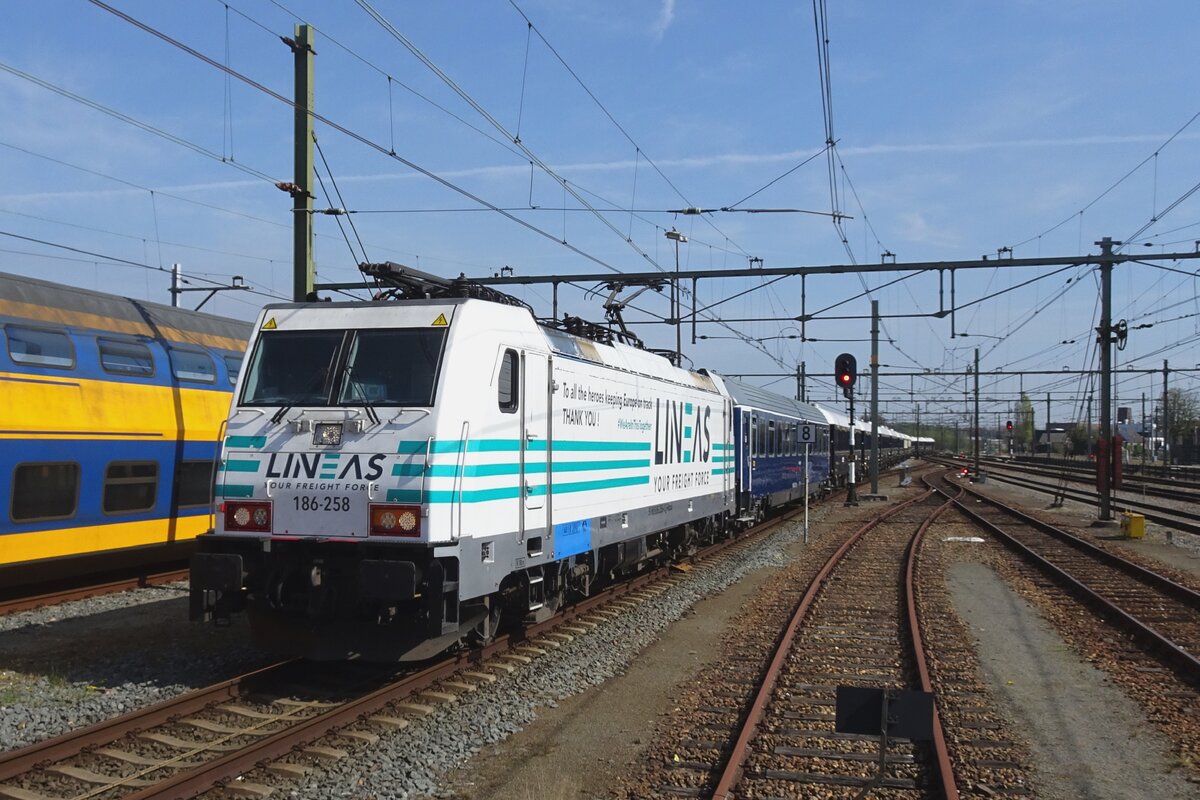 Der Starzug des Tages: 186 258 (Lineas Werbelok und fahrender dankeschön für die Sorgpersonale während der COVID-19 Krise) treft am 14 April 2022 mit der VSOE (Amsterdam Centraal->Venezia San Lucia) in Roosendaal ein. Das Bild wurde vom bahnsteig mit etwas Zoom gemacht.