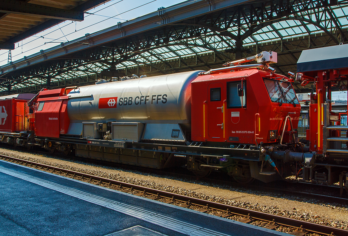 Der Tanklöschwagen Xans 99 85 9375 004-0  von dem Lösch- und Rettungszug (LRZ)  Lausanne  hier am 29.05.2012 im Bahnhof Lausanne.

Der Tanklöschwagen ist ein nicht angetriebener Wagen mit Bremsausstattung zum Kuppeln an ein Zugfahrzeug, mit einseitig aufgebauter Führerstandskabine zum Steuern eines angekuppelten Antriebsfahrzeuges, welches stets das Gerätefahrzeug ist. Gerätefahrzeug und Tanklöschwagen werden nur zu Unterhaltszwecken getrennt. Als Hersteller fungierten die Josef Meyer AG (Fahrzeug), die Windhoff GmbH (Führerkabine), die Dräger Safety AG (Atemluftanlage) und die Vogt AG (Feuerlöschtechnik). 

Der Maschinenraum beinhaltet neben einem 6 Zylinder Dieselmotor (232 kW) auch die Aggregate zur Wasser- und Schaumabgabe der mitgeführten 48.000 Liter Wasser, 1.500 Liter Schaummittel.  Die Wasser-/ Schaumanlage hat eine Reichweite bis zu 70 m.