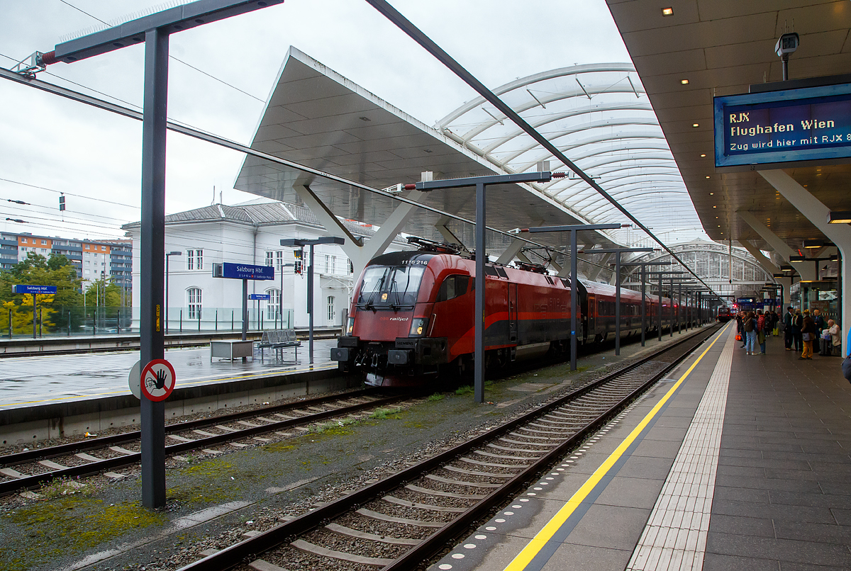Der Taurus II �BB 1116 216 hat am 11.09.2022 mit einem �BB Railjet den Hauptbahnhof Salzburg erreicht.

Man beachte die Stromschiene als Oberleitung. Am Gleis 3 und 4 Hauptbahnhof Salzburg sind Deckenstromschienen DSS System Furrer+Frey verbaut, Grund war die Integration der denkmalgesch�tzten Bahnsteig�berdachung in den modernen Glasbau. Mit der Erneuerung des sch�nen Gew�lbes �ber den Gleisanlagen musste auch die Fahrleitung neu gestaltet werden. Die Architekten haben sich f�r die Deckenstromschiene entschieden.
