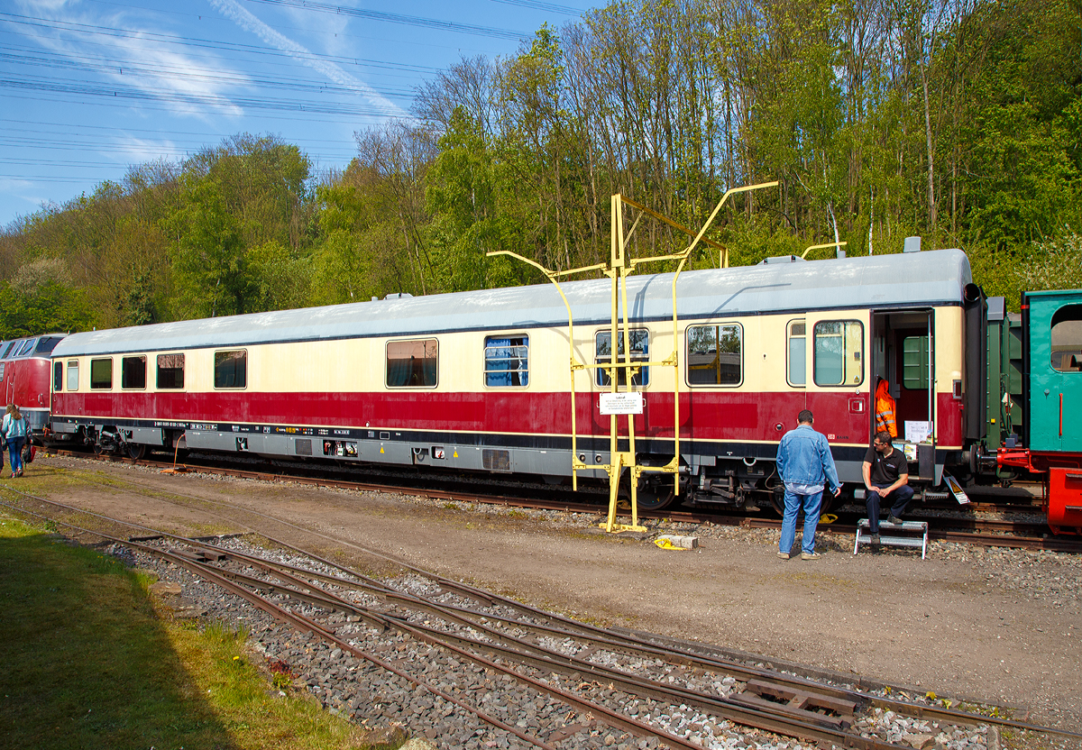 
Der TEE Kanzlerwagen D-DB 61 80 89-90 001-2 der Gattung WGSmz 853 vom DB Museum (Deutsche Bahn Stiftung) am 30.04.2017 als Gast im Eisenbahnmuseum Bochum-Dahlhausen.

Der als Kanzlerwagen bezeichnete Salonwagen gehörte ursprünglich nicht zum „TEE Rheingold“. Er wurde 1974 für den Bundeskanzler Helmut Schmidt gebaut. Der Salonwagen war dennoch oft in TEE- und IC-Zügen anzutreffen, beispielsweise freitags, wenn der Bundeskanzler ins Wochenende nach Hamburg zu seiner Familie fuhr oder wenn er sich auf Staatsreisen im In- und Ausland befand. Bei solchen Anlässen wurde der Wagen an einen planmäßigen TEE- oder IC-Zug angehängt. In der heutigen Zeit ist es kaum noch vorstellbar, dass eine hochgestellte Persönlichkeit des öffentlichen Lebens in einem Salonwagen in einem planmäßig verkehrenden Zug reist, dazu noch ohne größere Sicherheitsmaßnahmen.

Der Wagen verfügt über einen geräumigen Tagessalon, zwei große Schlafabteile, die durch eine Dusche und Toilette voneinander getrennt sind. Es schließen sich zwei Begleiterabteile und eine kleine Küche an. An den Kopfenden ist zusätzlich je eine Toilette angeordnet.

Wie alle Komfortreisezugwagen verfügt auch der Salonwagen des Bundeskanzlers über eine Klimaanlage, ferner über eine Radioanlage und einen Farbfernseher. Die Beleuchtung erfolgt mittels Leuchtstoffröhren und in den Abteilen teilweise mittels Glühlampen. Die Drehgestelle entsprechen der Bauart Minden-Deutz 36, die Bremsanlage der Bauart KE ist zusätzlich mit einer Magnetschienenbremse ausgestattet. Die Höchstgeschwindigkeit des Wagens beträgt 200 km/h. Im großen Tagessalon ist ein Tachometer angebracht, von dem die Geschwindigkeit des Zuges jederzeit ablesbar ist.

Als der Wagen für seinen ursprünglichen Zweck nicht mehr benötigt wurde und ein wirtschaftlicher Einsatz nicht mehr möglich war, gelangte er in den Museumsbestand. Heute dient er als Sonderwagen im TEE-Museumszug.

Technische Daten:  
Fahrzeugnummer 51 80 89-90 001-4
Indienststellung 30.09.1974
Hersteller: Waggonfabrik Wegmann
Höchstgeschwindigkeit: 200 km/h
Länge über Puffer: 26.400 mm
Drehzapfenabstand: 19.000 mm
Dienstgewicht: 56 t
