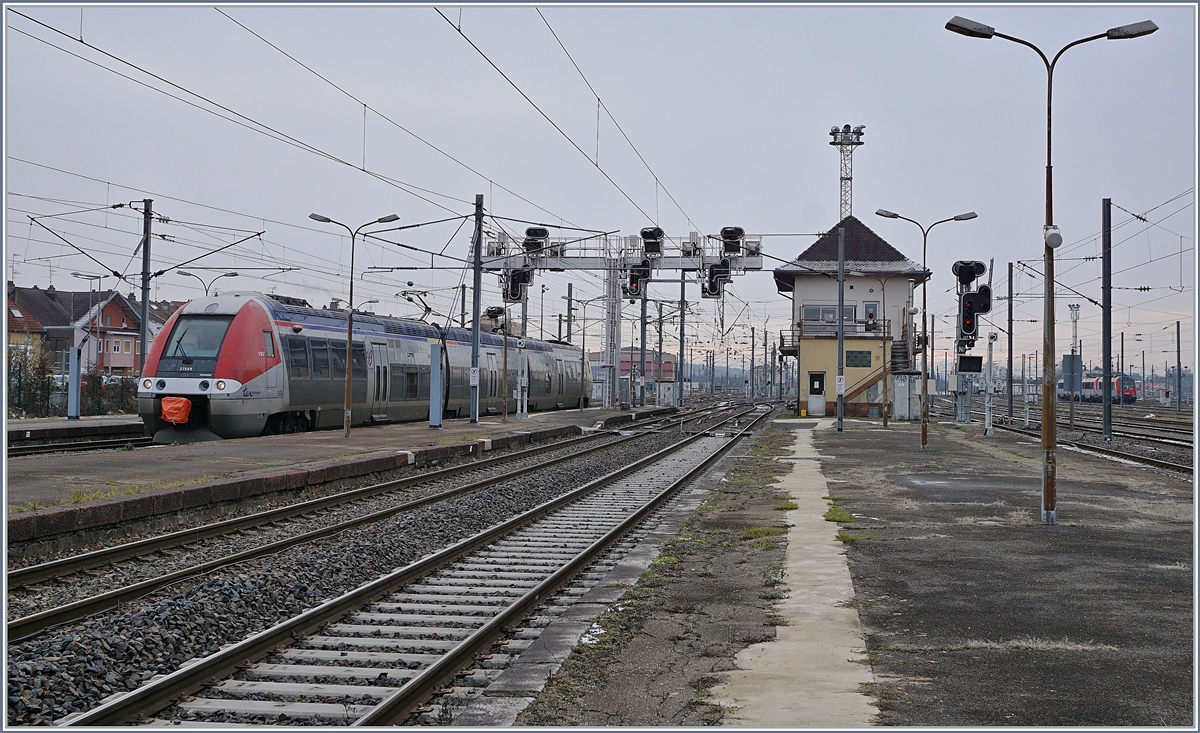 Der TER 895057 von Belfort nach Meroux TGV wird auf Gleis 2 bereit gestellt, im Hintergrund sind weiter BB 36000 erkennbar.
11. Jan. 2019