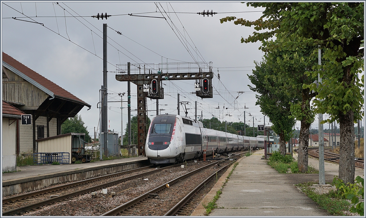 Der TGV Lyria 4411 Lausanne - Paris verl�sst Frasne in Richtung Dijon.

13. Aug. 2019