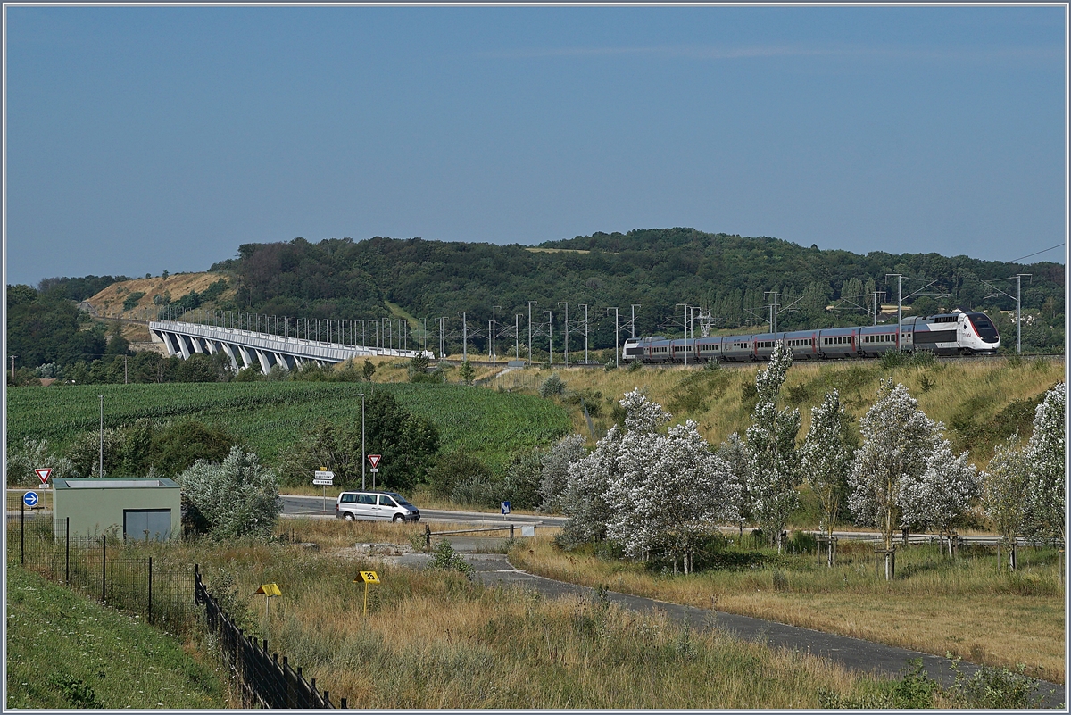 Der TGV Lyria 9203 von Paris Gare de Lyon nach Z�rich kurz vor seinem n�chsten Halt in Belfort-Montb�liard TGV.

23. Juni 2019