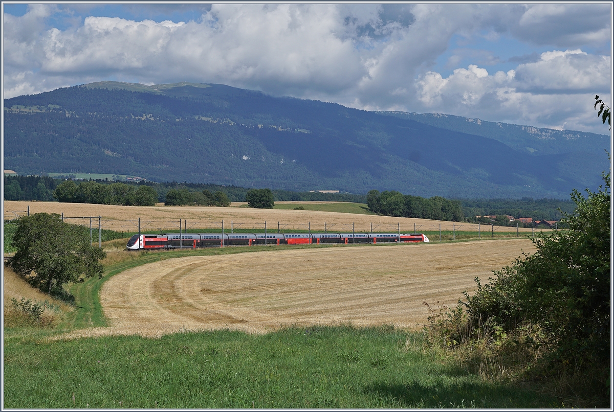 Der TGV Lyria 9261 von Paris Gare de Lyon nach Lausanne oberhalb von Arnex auf der Fahrt durch die hügligen Jurasüdfuss Landschaft. 

25. Juli 2020