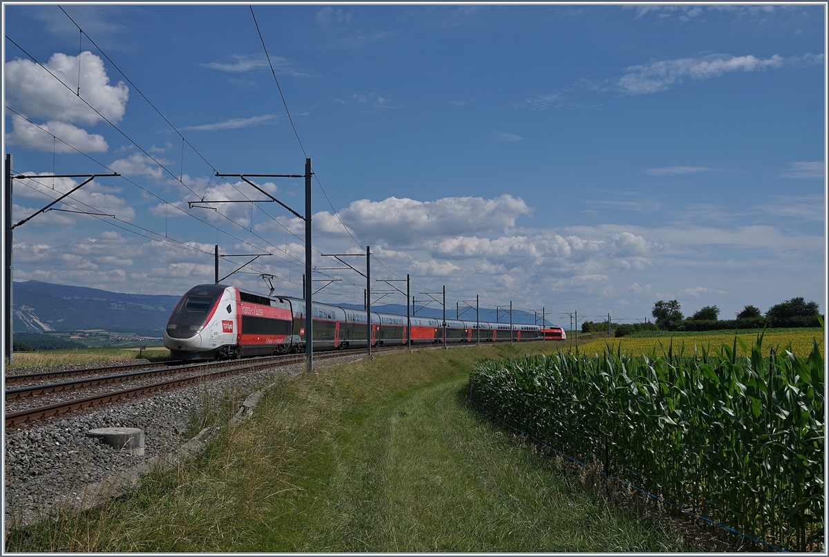 Der TGV Lyria 9261 (Triebzug 4721) auf der Fahrt von Paris Gare de Lyon nach Lausanne hat bei Arnex sein Ziel schon fast erreicht.

14. Juli 2020