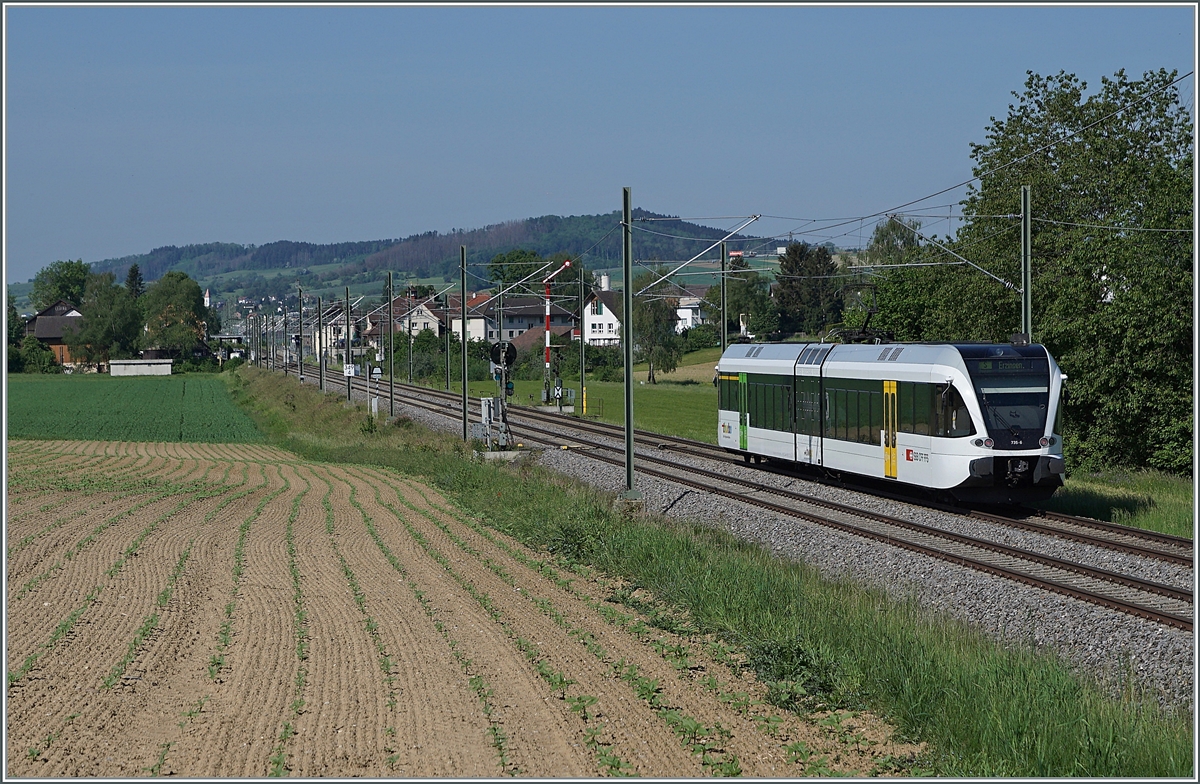 Der Thurbo GTW 526 735-6  Rümikon  ist im Klettgau zwischen Neunkirch und Wilchingen-Hallau auf dem Weg nach Erzingen (Baden) und erreicht in Kürze den Bahnhof Wilchingen Hallau. 
Nachdem in Rangierbahnhof Biel die Formsignale verschwunden sind stehen hier - von Museumsbahnen abgesehen - die letzten Formsignale.  

15. Mai 2022